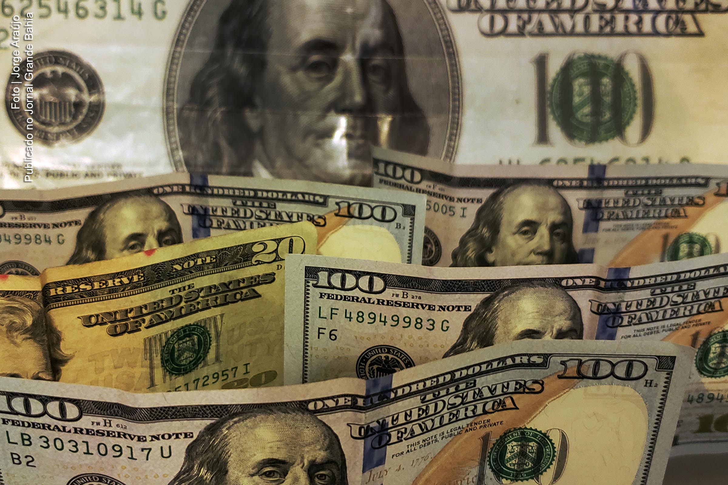 Dólar fecha próximo da estabilidade, mas volta a bater recorde