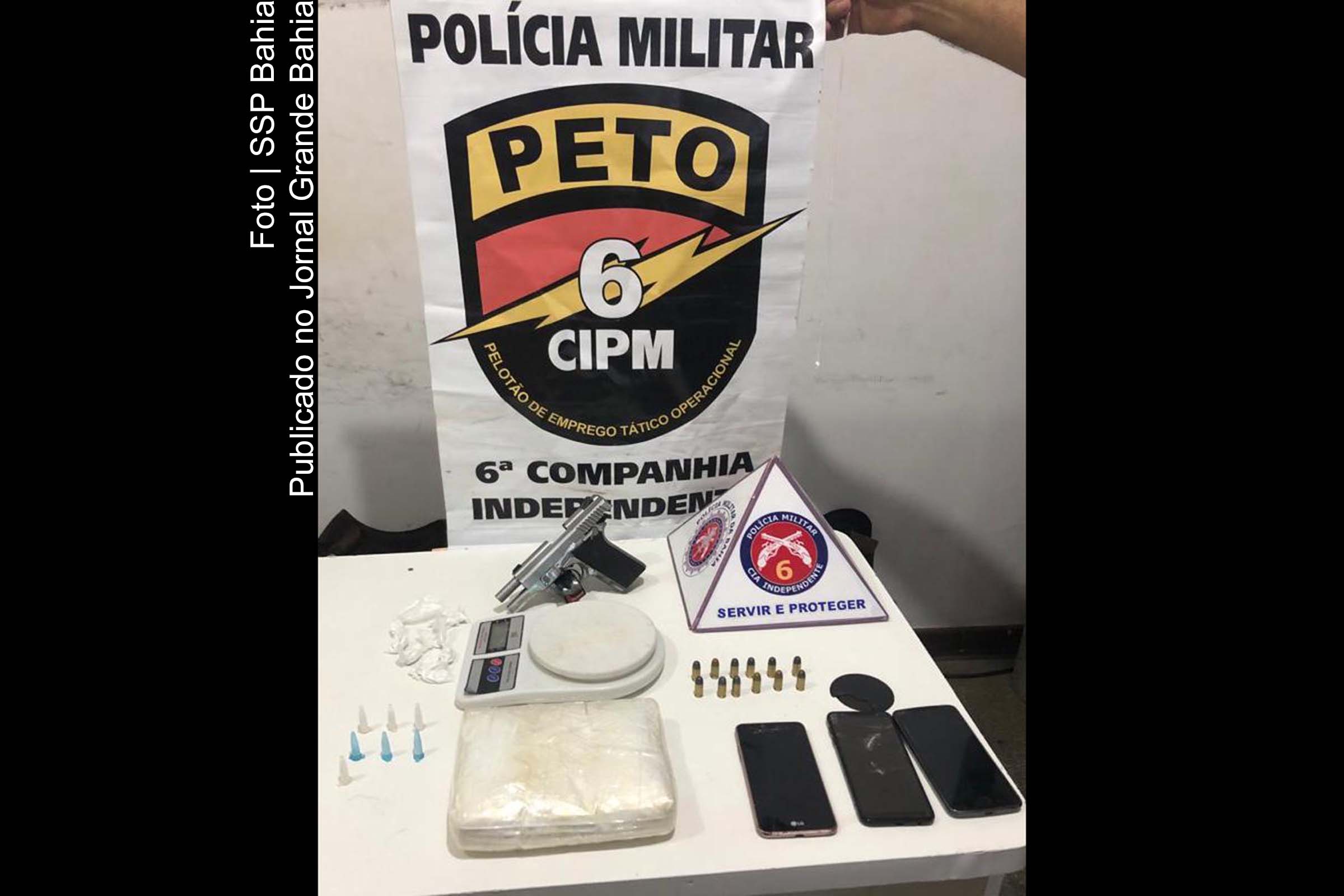Policiais apreenderam cocaína, aparelhos celulares, balança e uma pistola calibre 380.