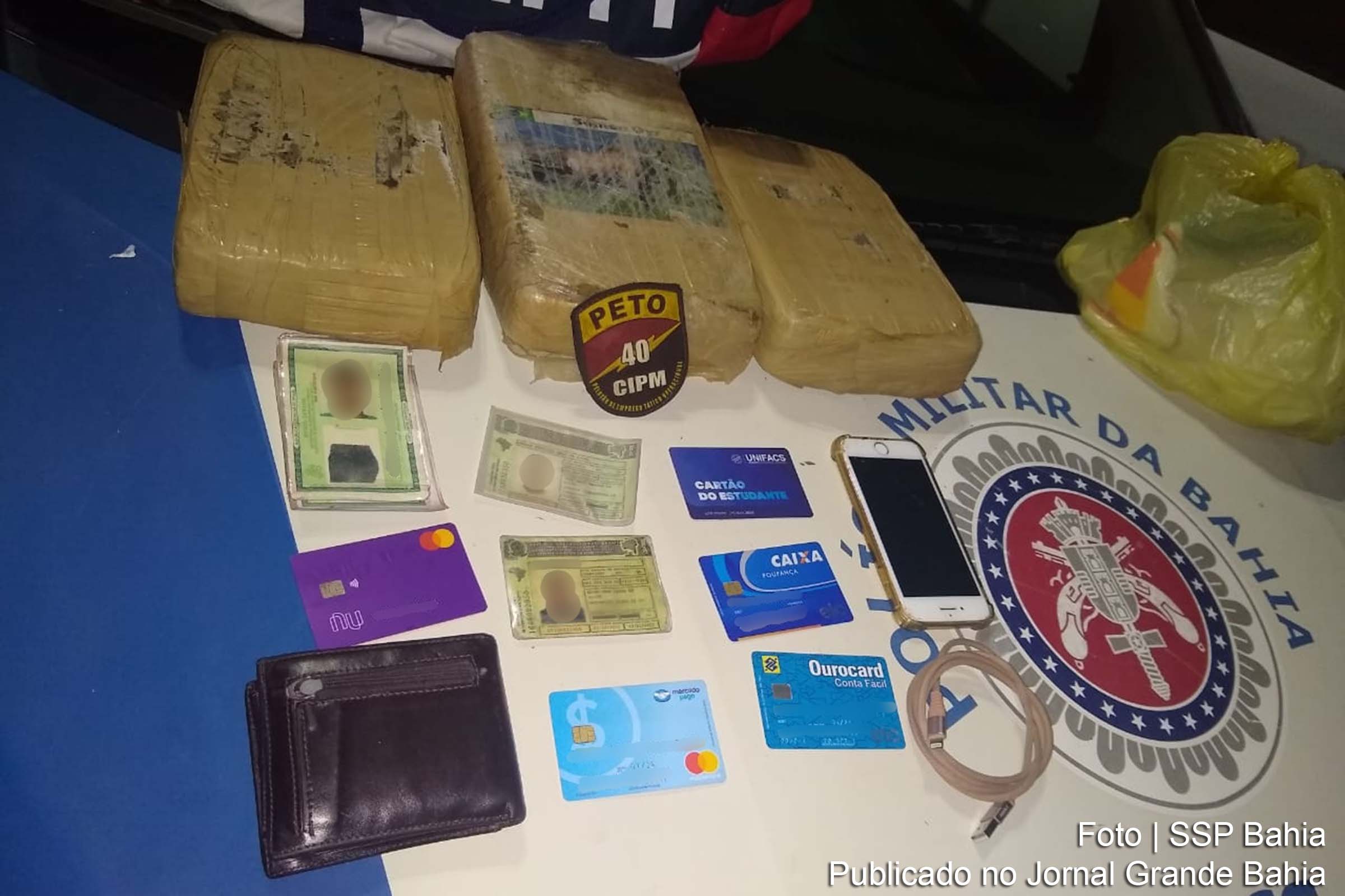 Policiais apreenderam três tabletes de maconha.