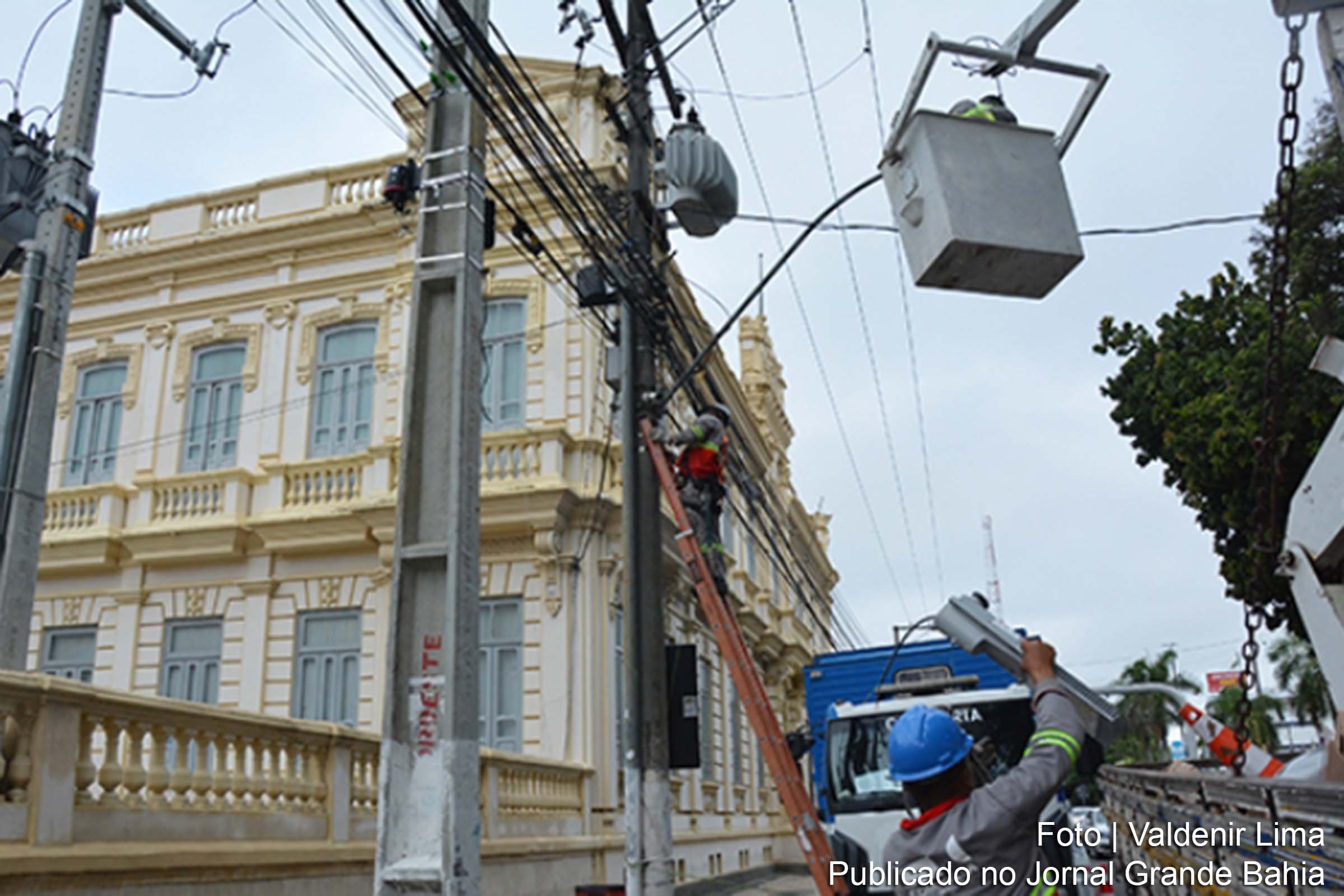 Prefeito de Feira de Santan Colbert Martins autoriza implantação de iluminação a LED na Getúlio Vargas.