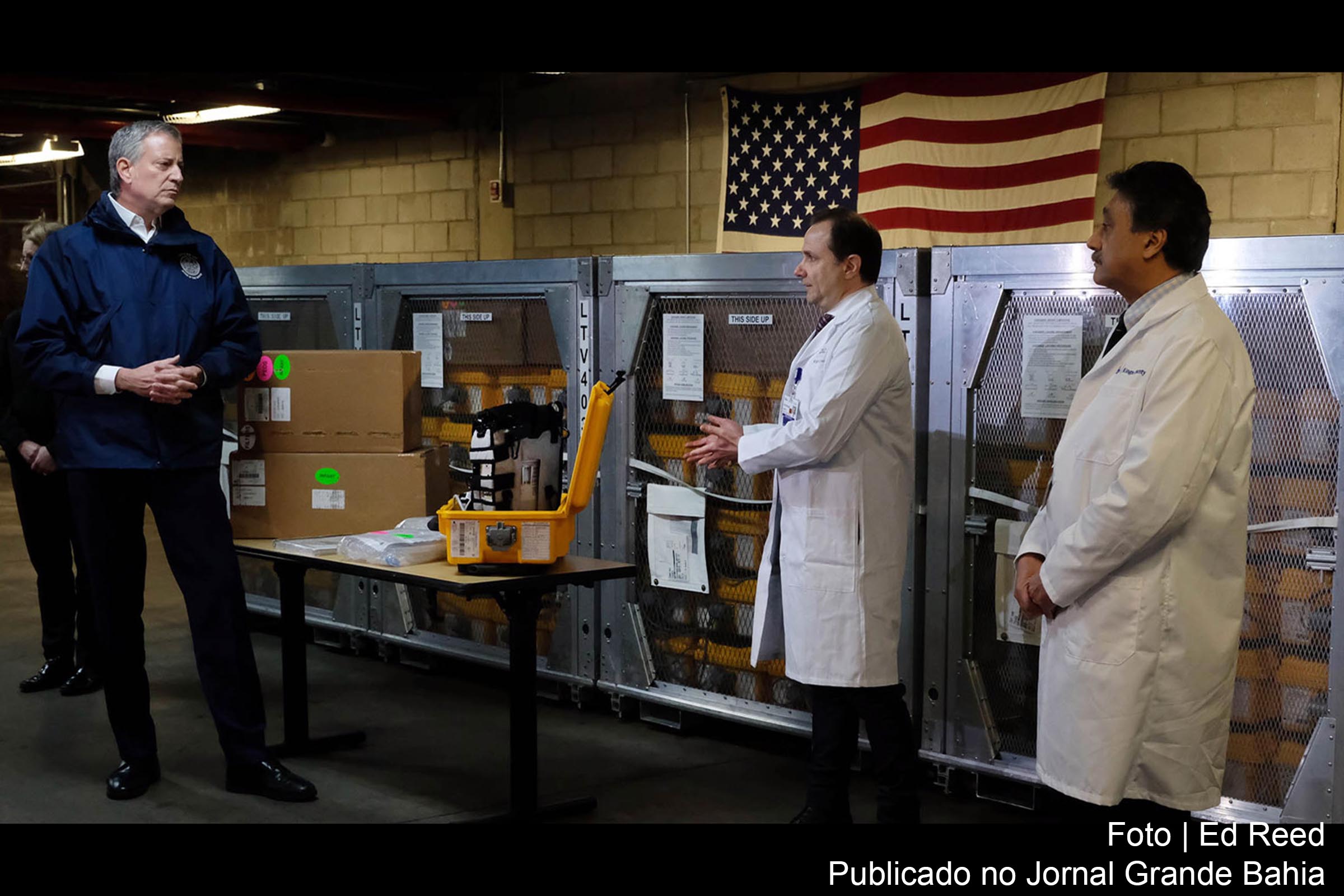 Prefeito de Nova York Bill de Blasio visita armazém do escritório de gerenciamento de emergências de Nova York.