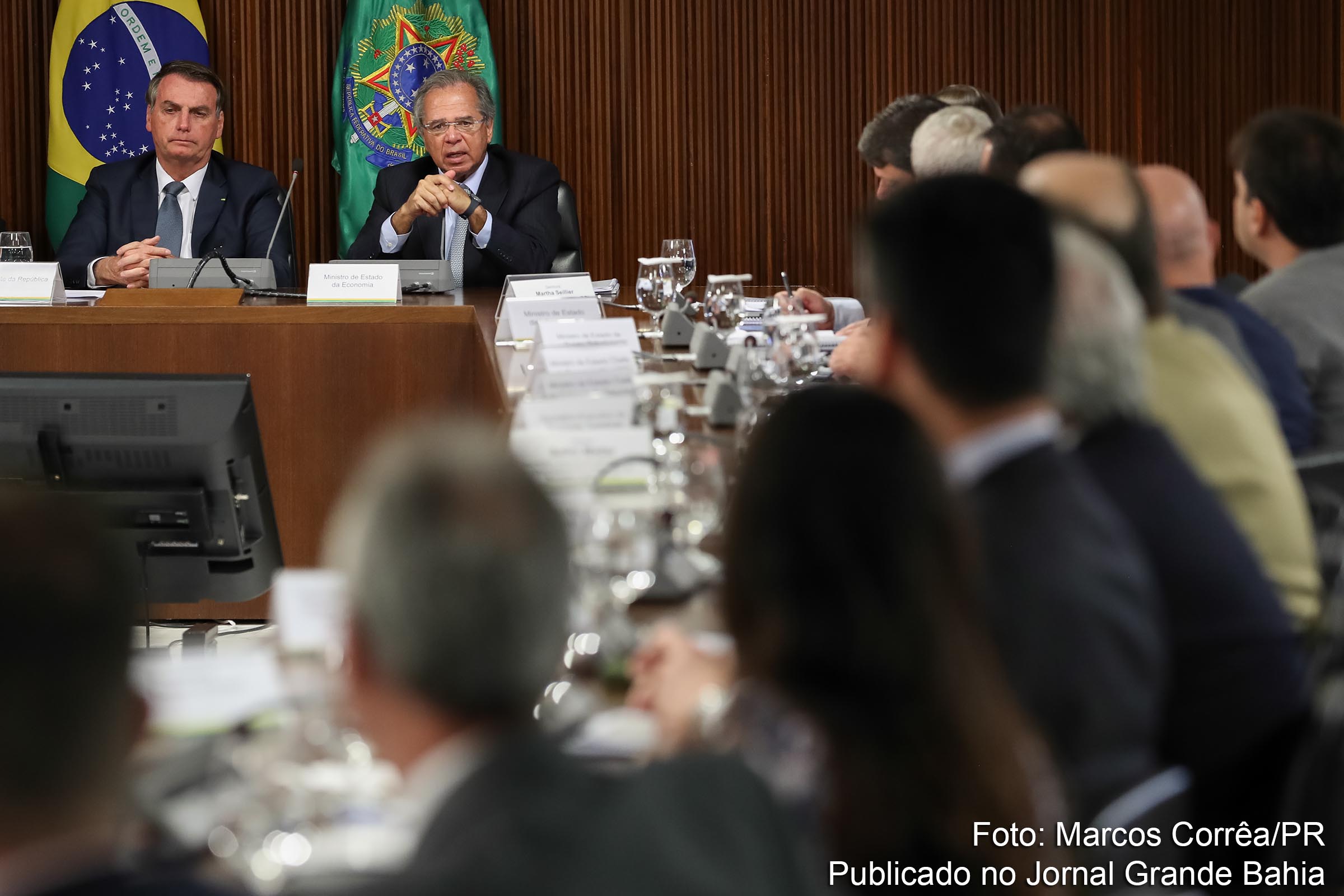 Presidente Jair Bolsonaro e ministro Paulo Guedes falham em reduzir dívida pública.