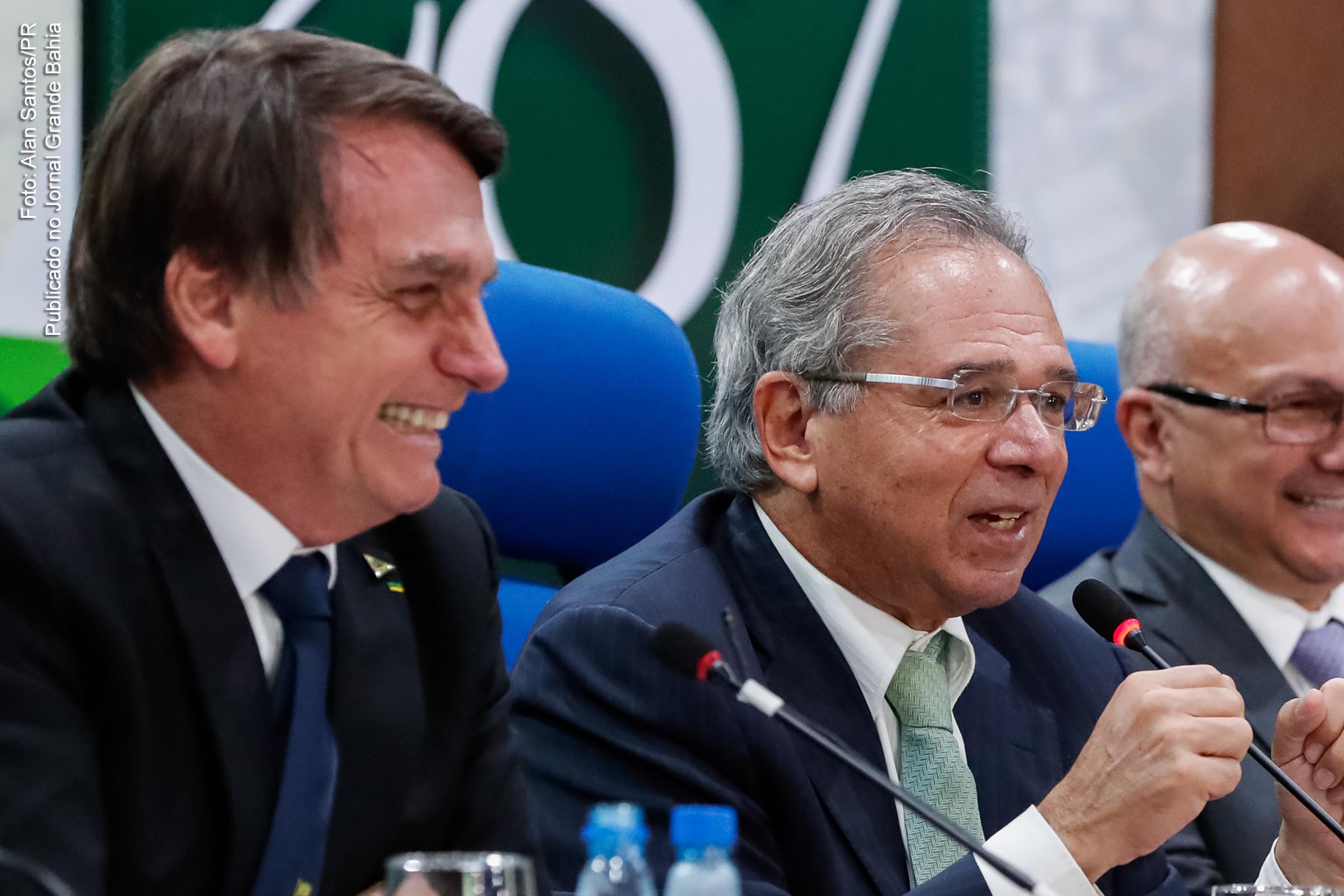 Presidente Jair Bolsonaro e ministro Paulo Guedes, política neoliberal resulta em crescimento econômico inexpressivo.