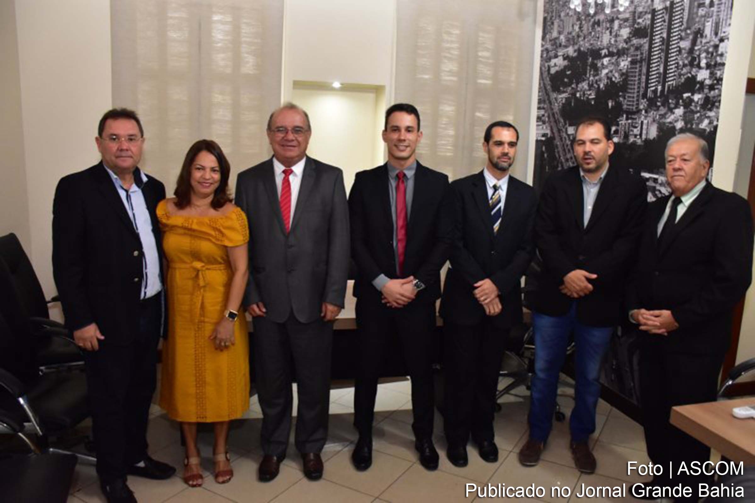 José Carneiro, deu posse a dois aprovados no concurso público realizado em 2018.