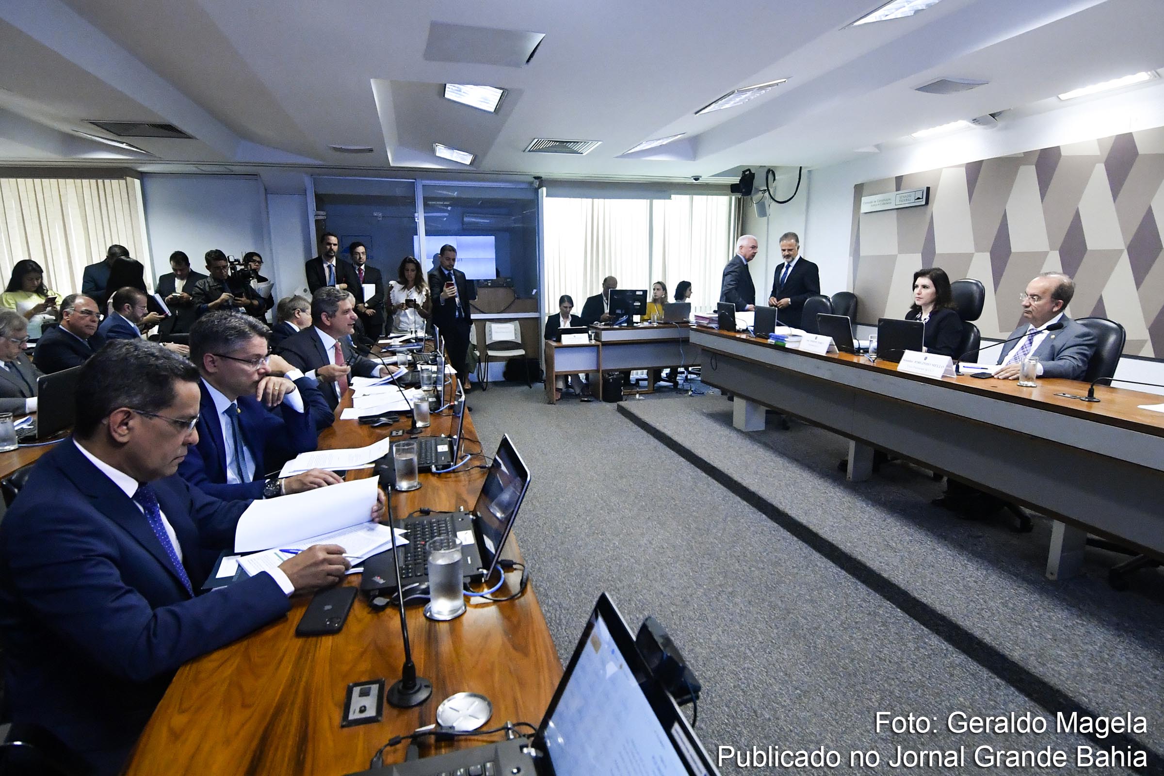 Com recuo do relator, PEC dos Fundos é aprovada na CCJ do Senado