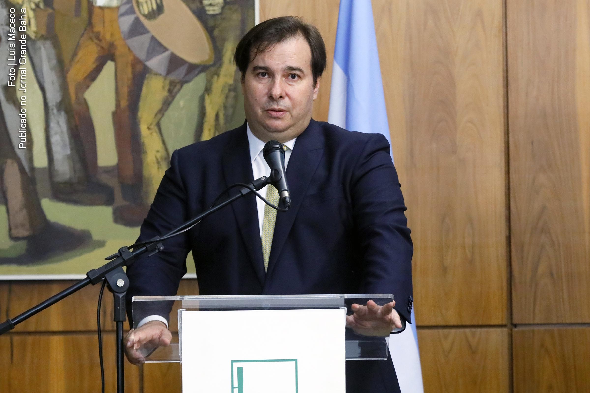 Presidente da Câmara dos Deputados, Rodrigo Maia diz queo presidente Jair Bolsonaro ignora e desautoriza o seu ministro da Saúde e os técnicos do ministério, ao fazer pouco caso da pandemia.