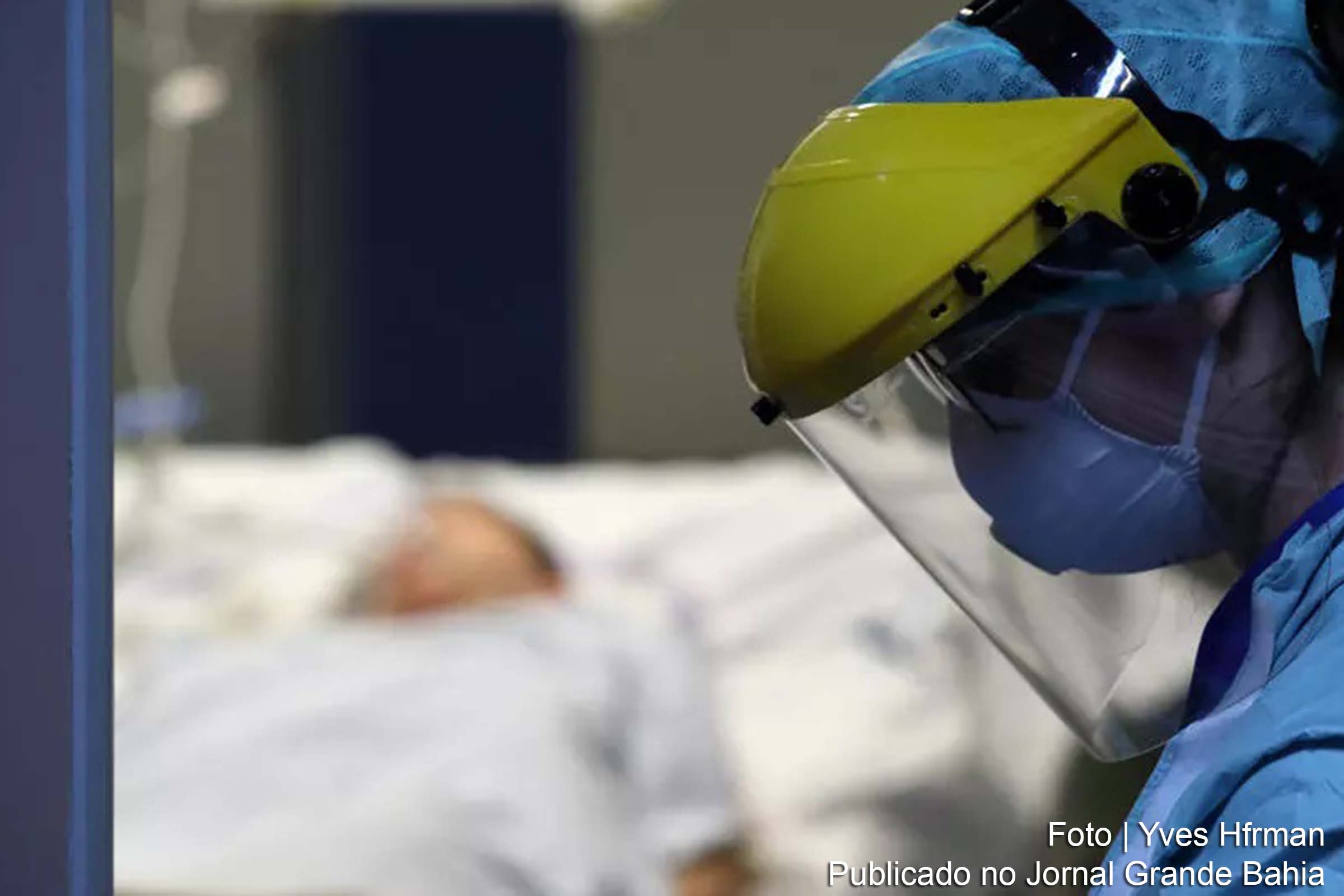 Um membro do pessoal médico é visto no quarto de um paciente que sofre da Covid-19, na unidade de terapia intensiva do Hospital Erasme, em Bruxelas.