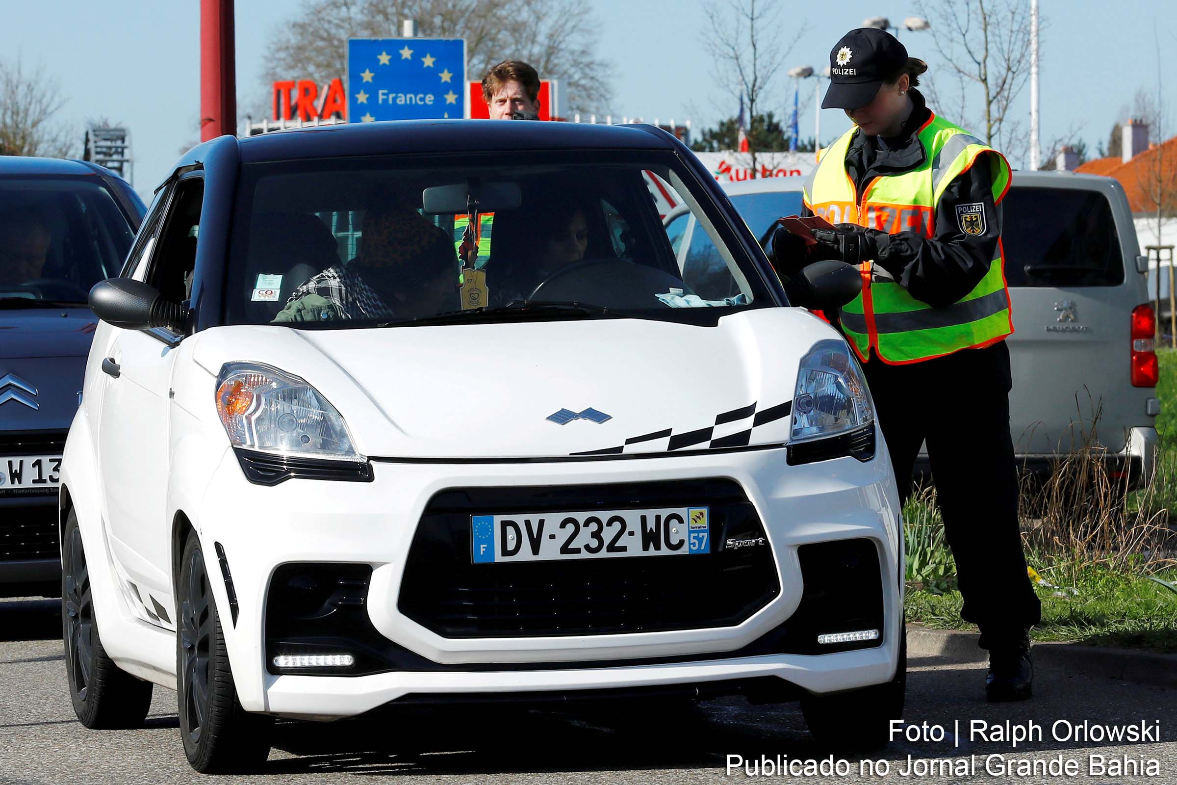 Policial alemão verifica carro na fronteira com a França.