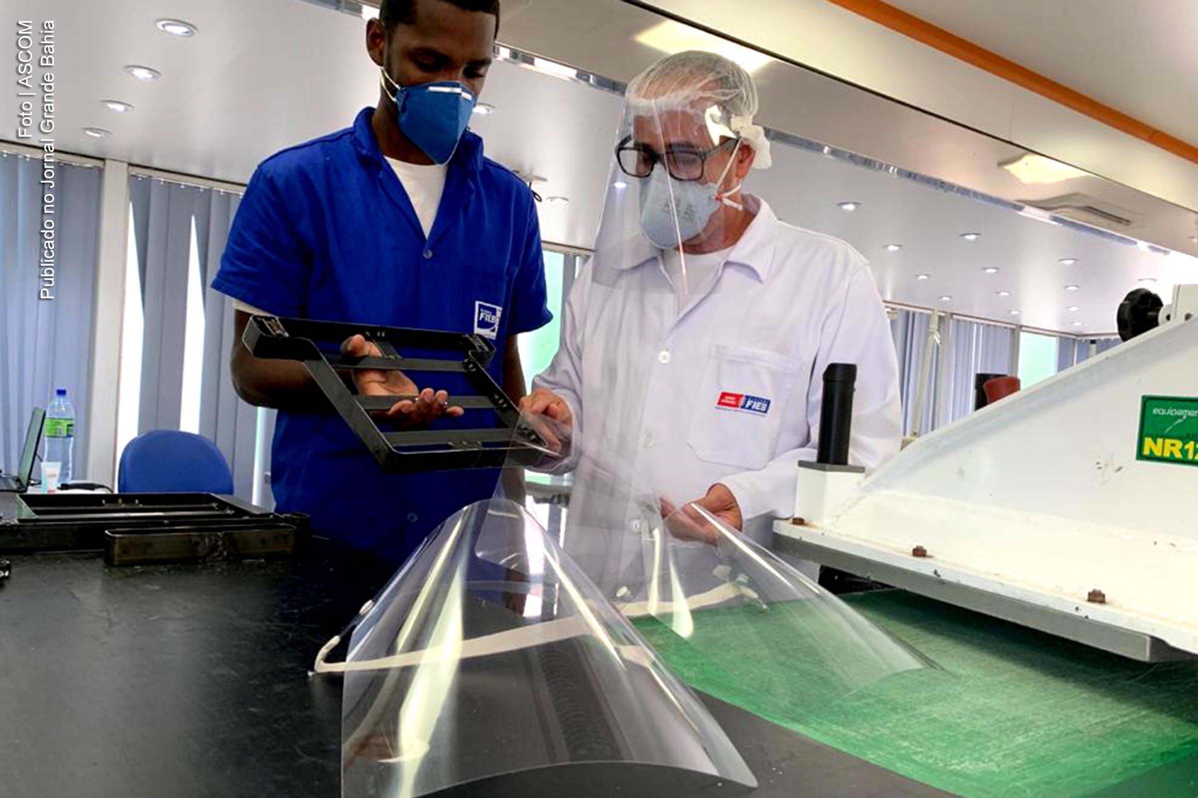 A máscara Face Shield evita o contato com gotículas, salivas e fluídos nasais que possam atingir o rosto, nariz, boca e olhos.