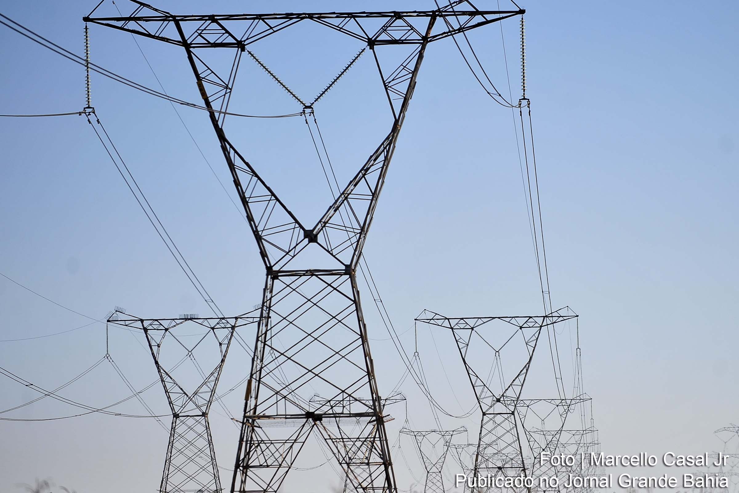 Linhas de transmissão de energia, energia elétrica.