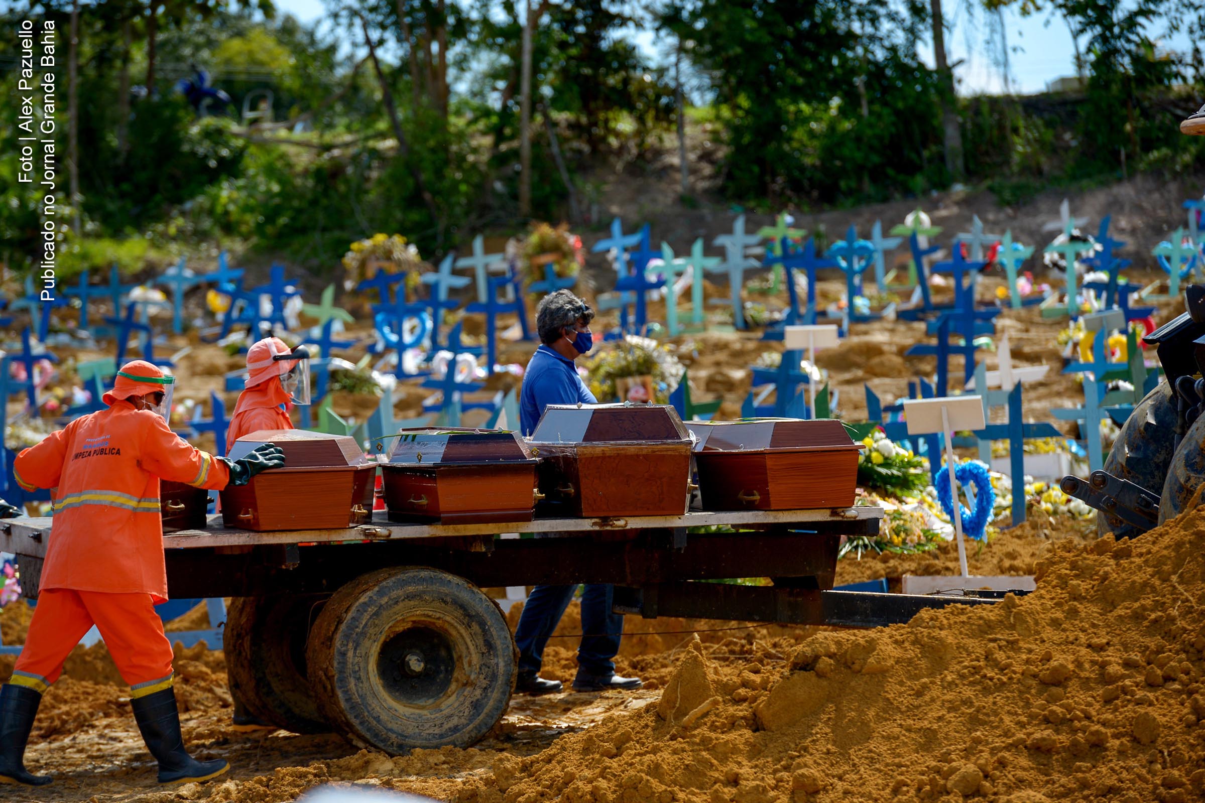 Cemitério Público Nossa Senhora Aparecida em Manaus, repleto de sepulturas de vítimas da Covid-19.