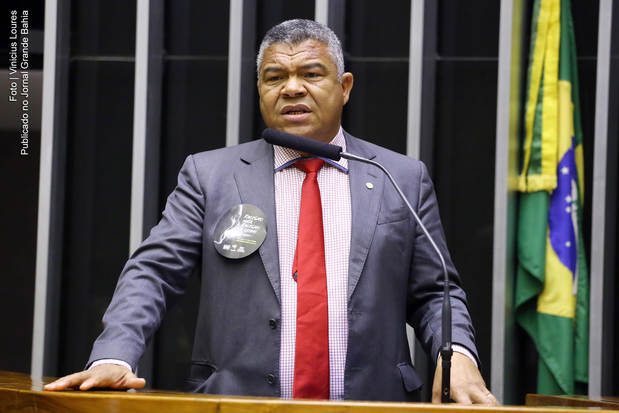 Deputado federal Valmir Assunção (PT-BA) é vítima de injúria racial.