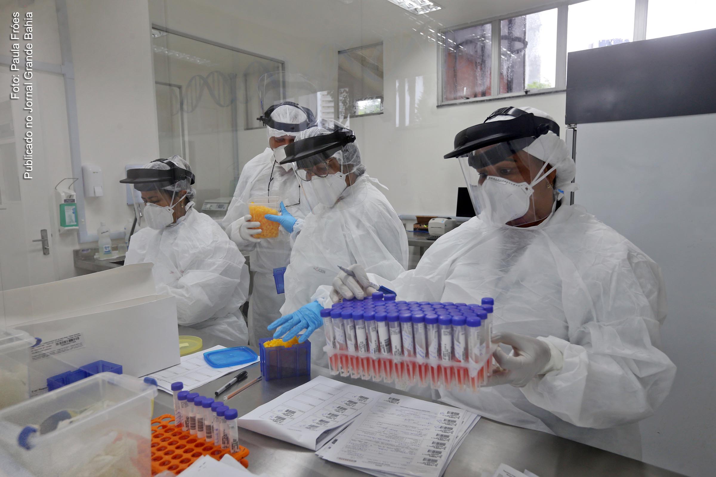 Em Salvador, técnicos do LACEN processam milhares de exames para verificação da Covid-19 em pacientes.