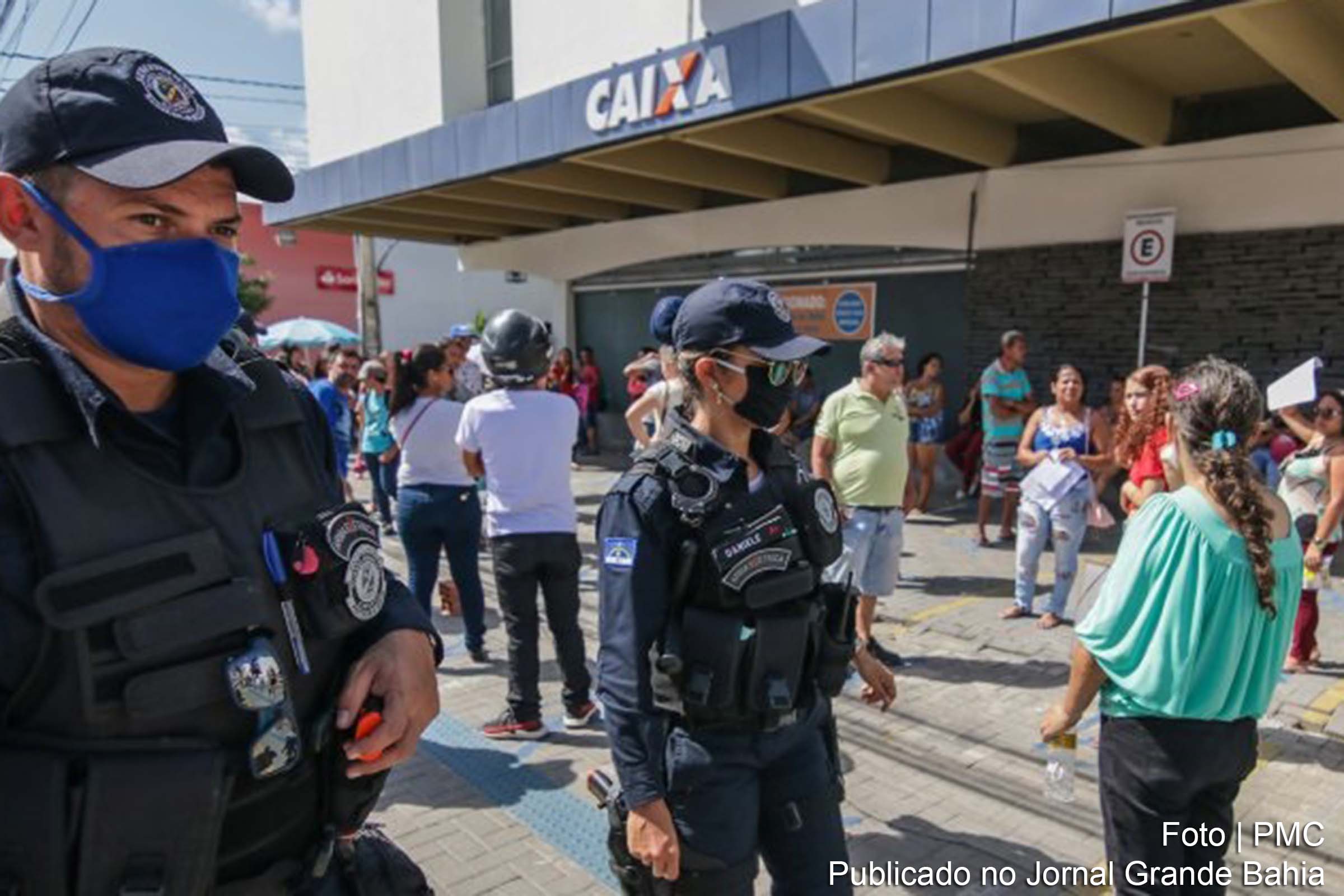 Em plena quaretena, desinformação gera filas de trabalhadores nas agências da Receita Federal em várias cidades.