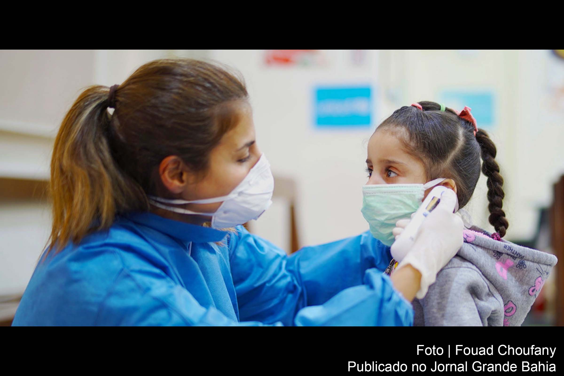 Enfermeira mede temperatura de menina em Hospital de Beirut, no Líbano.