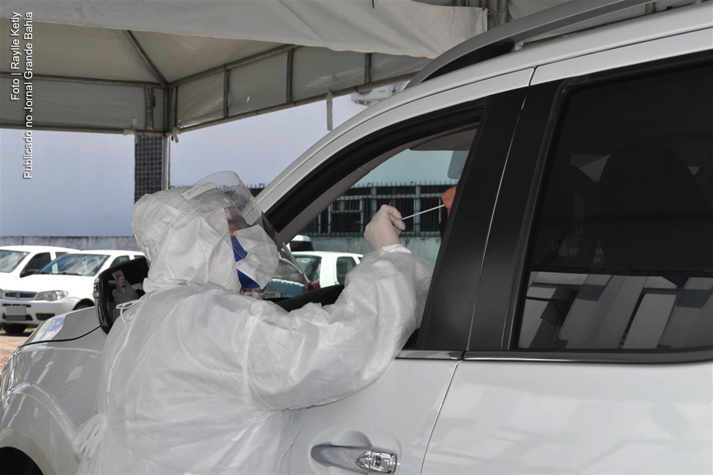 Equipes da SMS de Feira de Santana testam cidadãos para verificação de infecção por Covid-19.