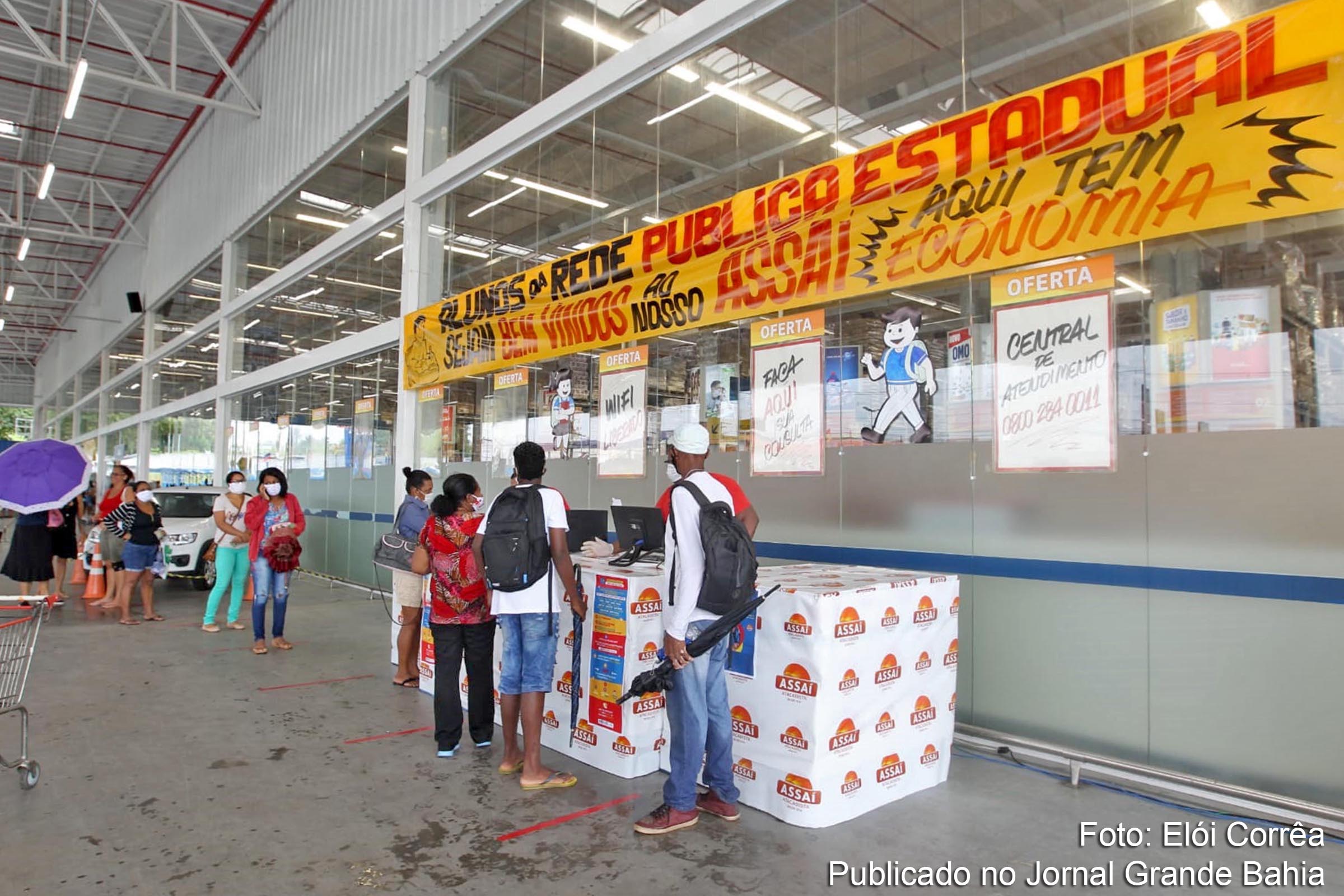 Governo do Estado inicia pagamento do vale-alimentação a estudantes da rede estadual de Ensino, na rede Assaí de Pau da Lima, em Salvador.