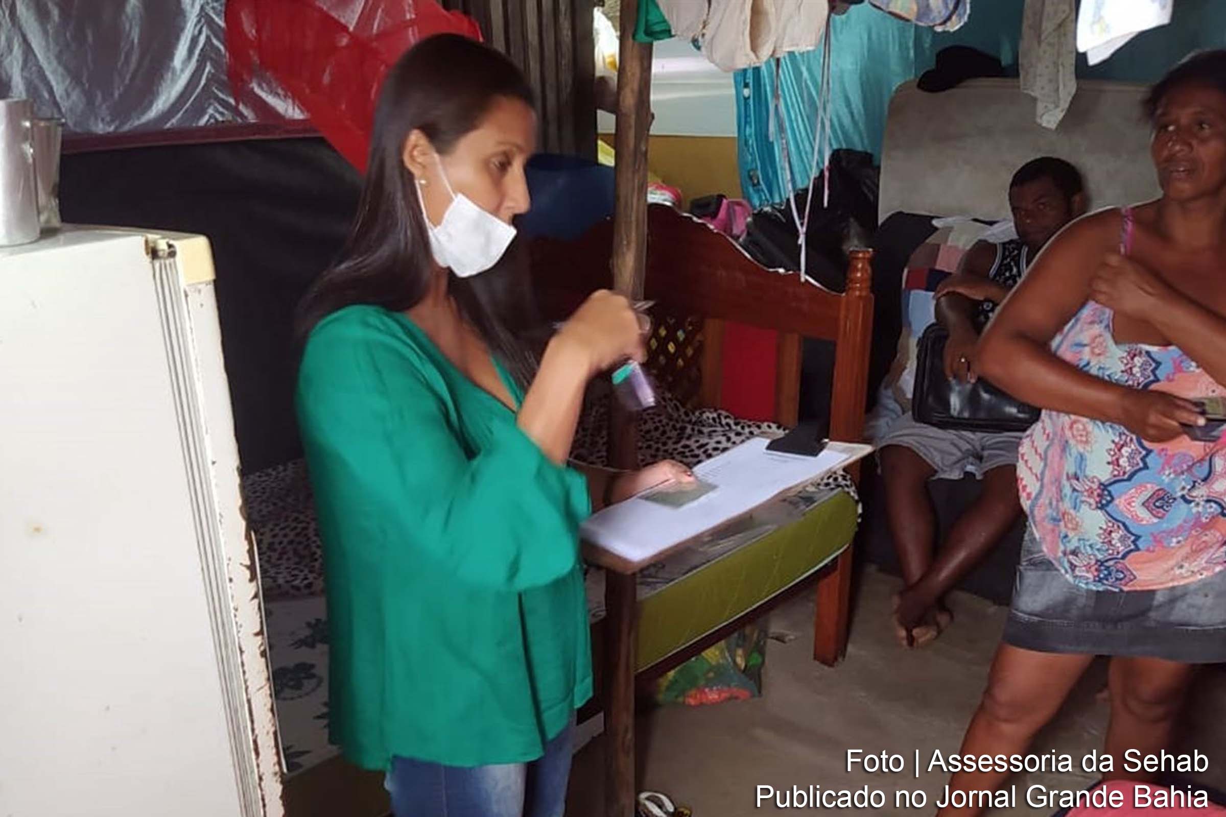 Técnicos da Prefeitura de Feira de Santana avaliam situação de família em situação de vulnerabilidade social.