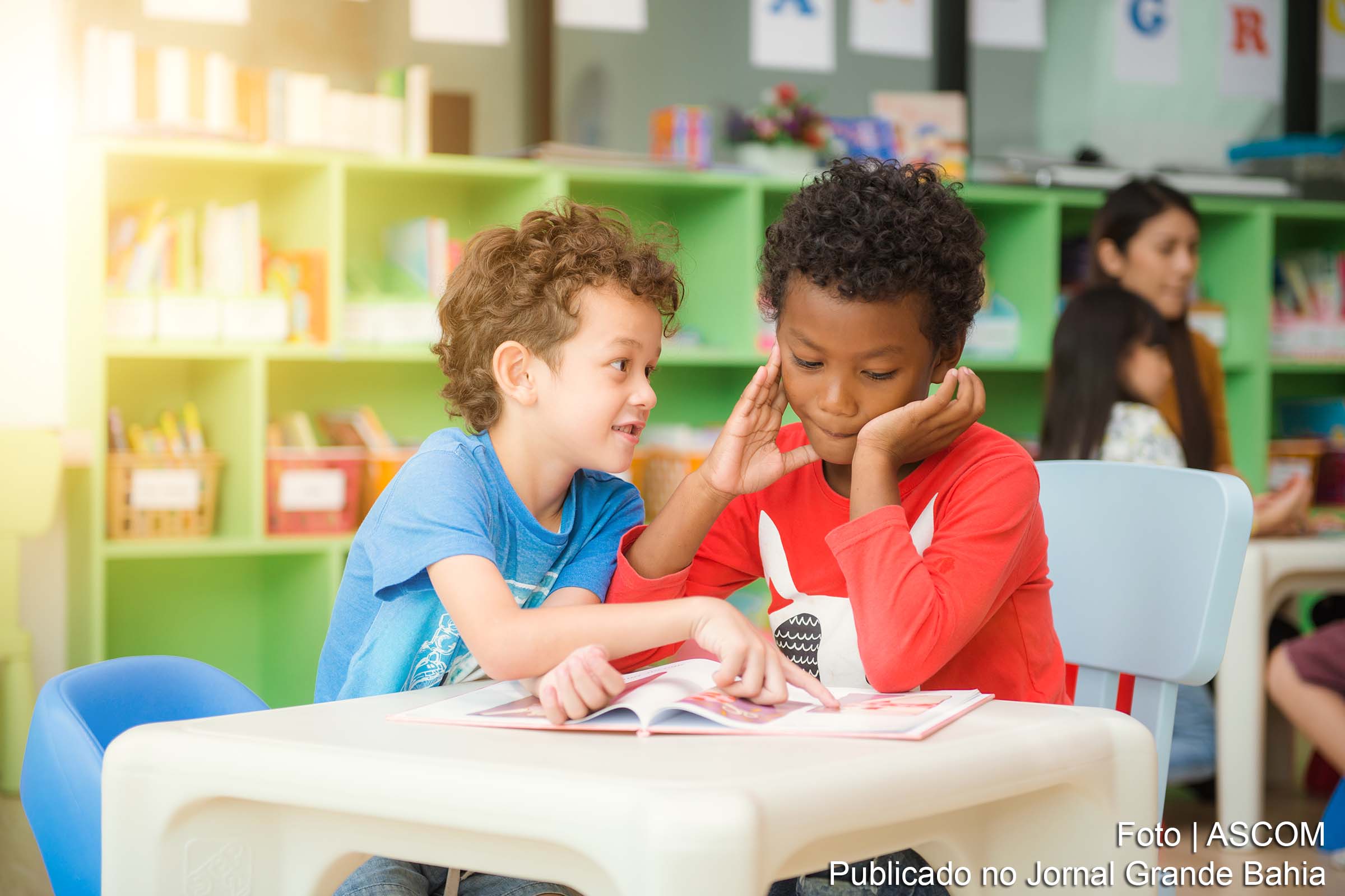 Crianças assistem a contação de histórias no Dia do Livro Infantil.