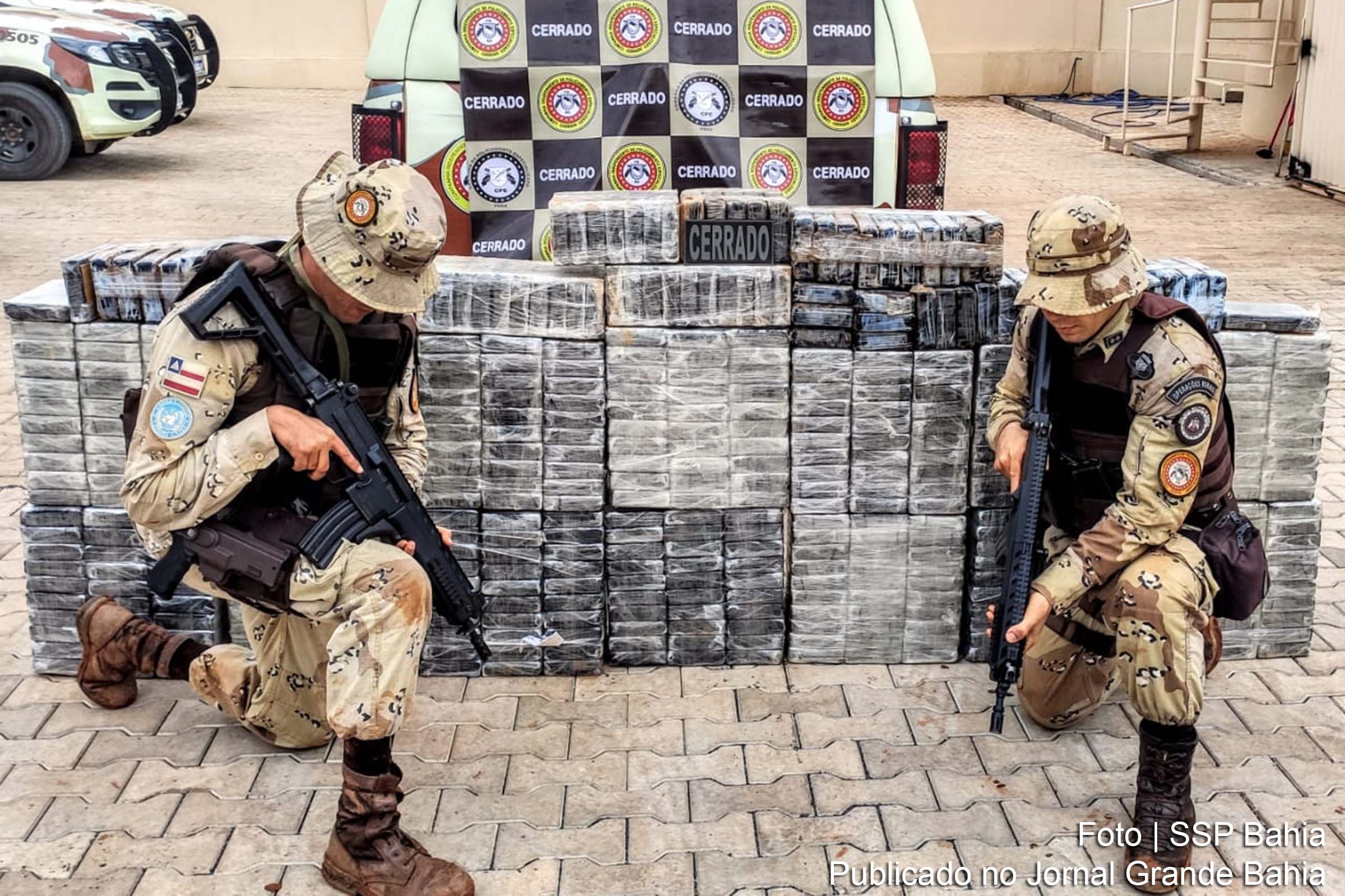 Foram apreendidos 500 tabletes de cocaína.
