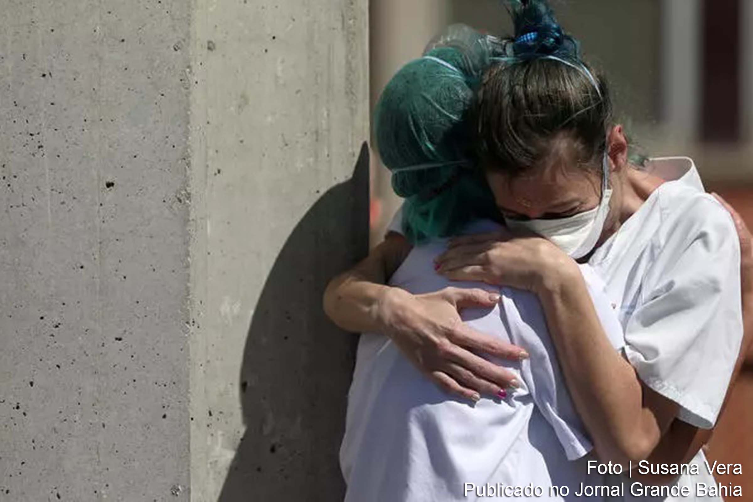 Funcionários de hospital se abraçam na Espanha. País ultrapassou 20 mil mortos pelo coronavírus+