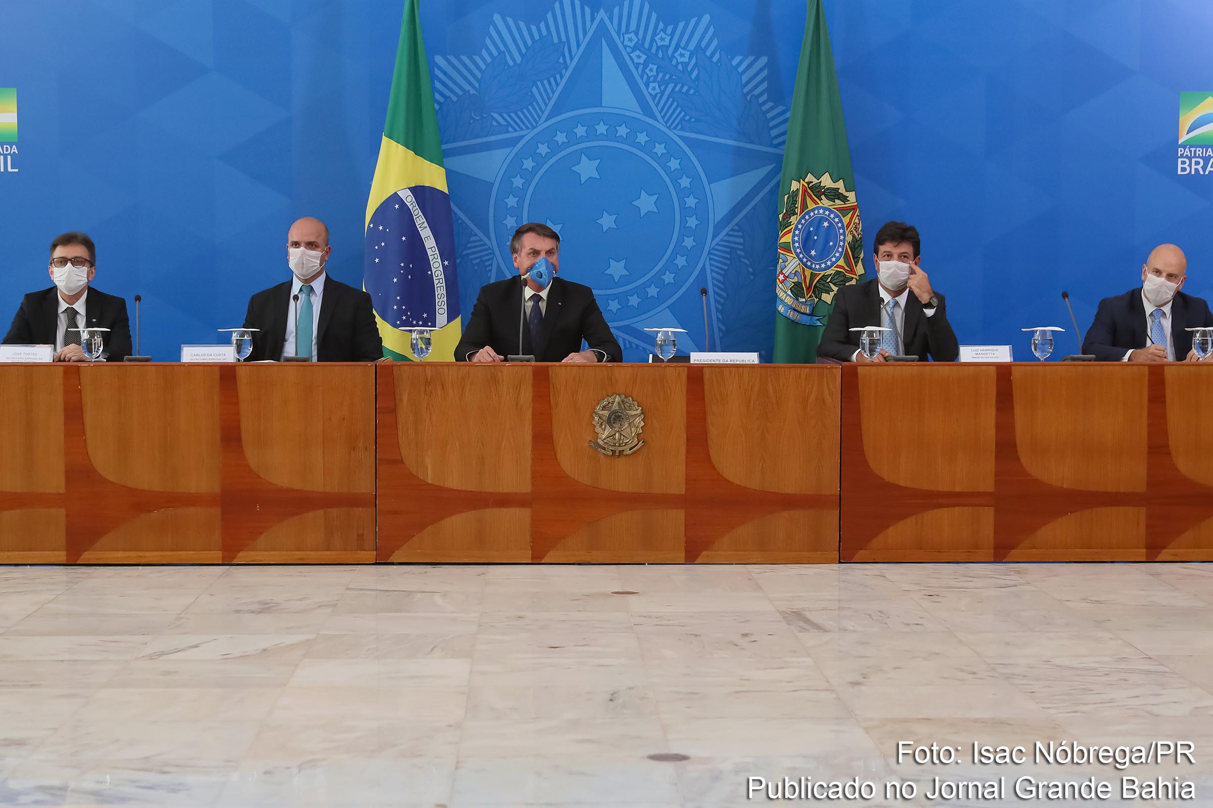Gestão do presidente Jair Bolsonaro é avaliada como trágica. Aprovação de Bolsonaro é de 33%, enquanto a da pasta da Saúde é de 76%, e a de governadores é de 58%. Datafolha aponta piora na avaliação do presidente desde última pesquisa. Já aprovação do Ministério da Saúde dispara, chegando a 76%, quase o dobro da de Bolsonaro. Governadores e prefeitos também são mais bem avaliados.