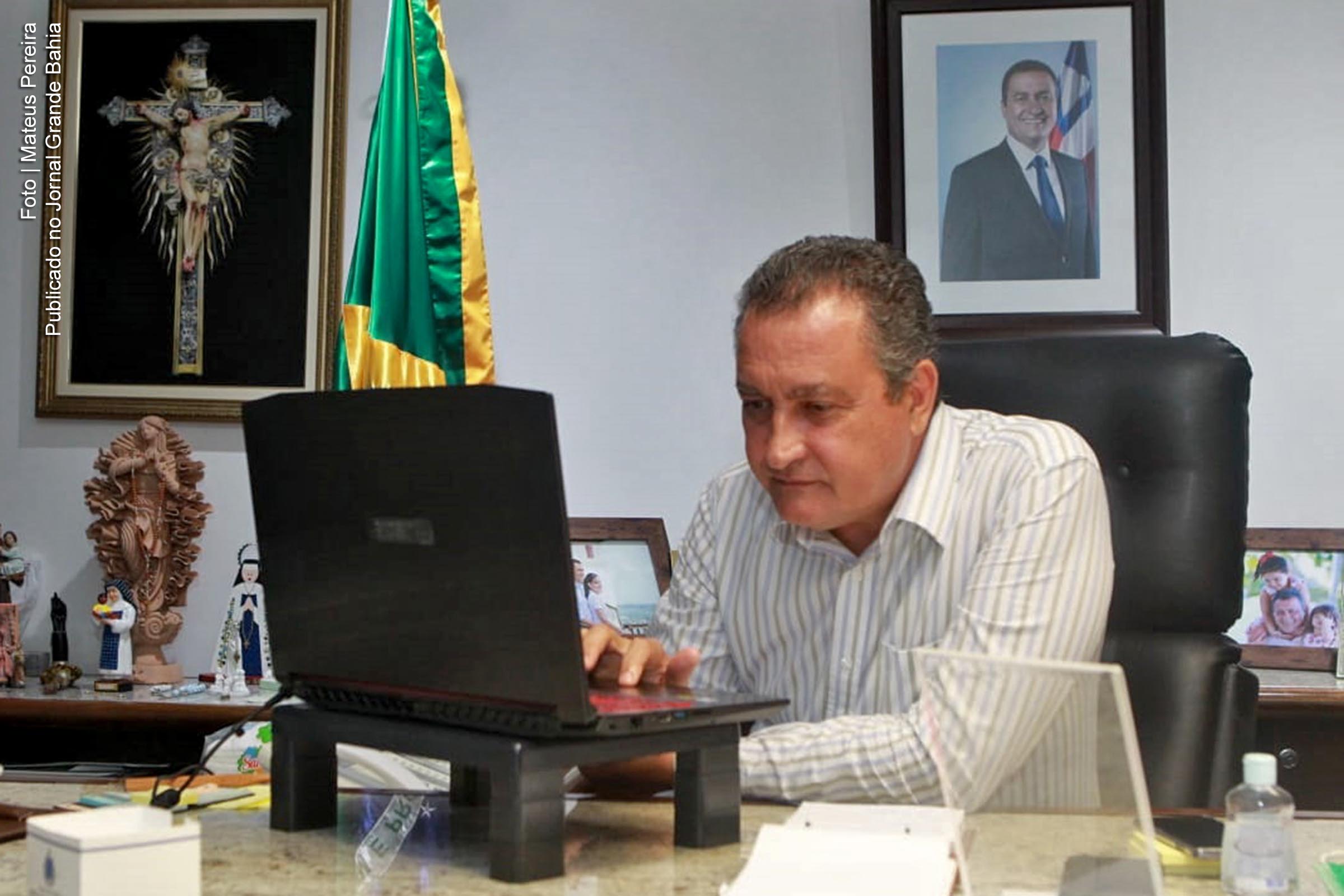 Governador Rui Costa reunido em videoconferência com prefeitos.