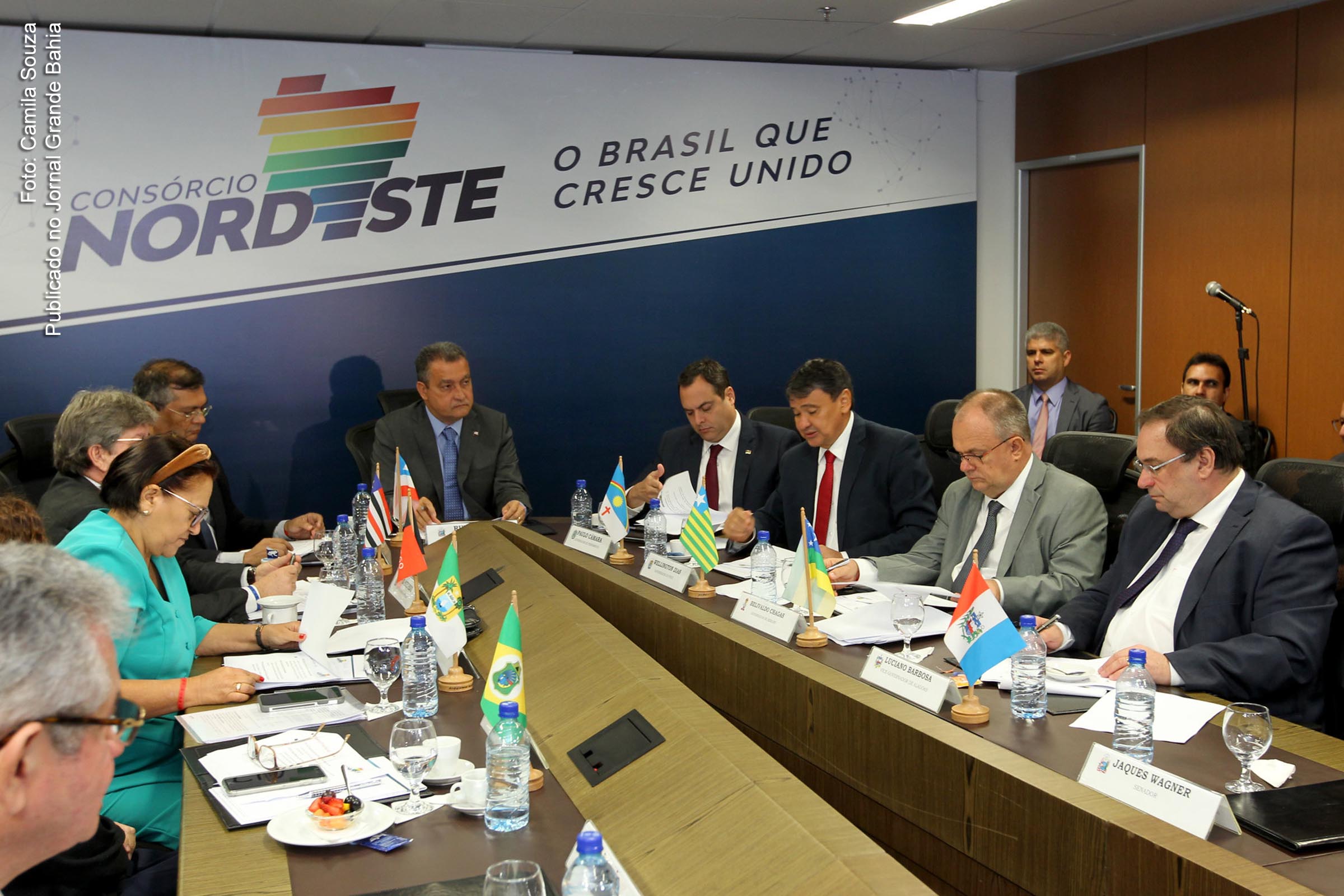 Consórcio Nordeste abre espaço para estudantes, médicos formados no exterior e voluntários atuarem no combate à pandemia.
