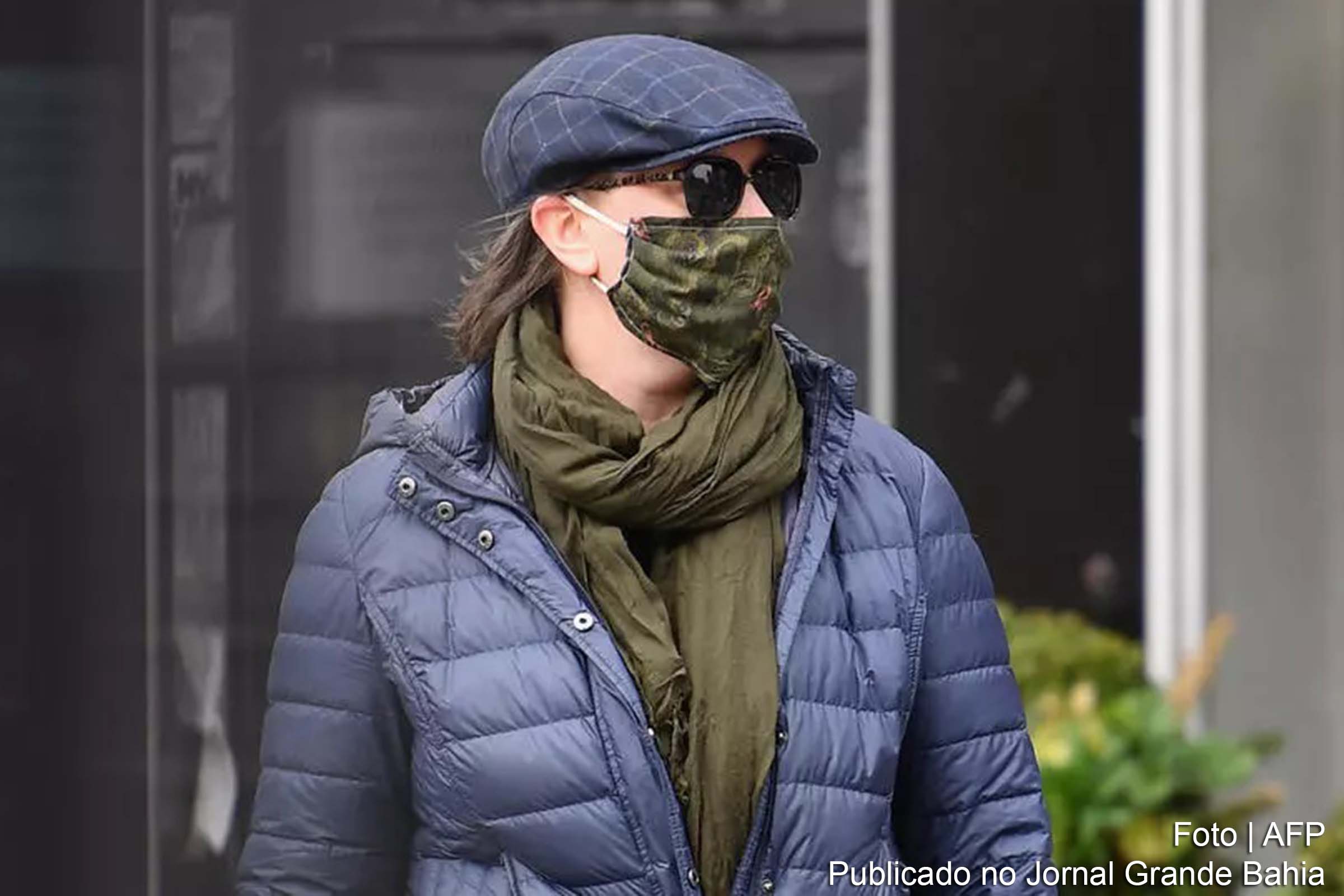 Homem utiliza máscara ao sair às ruas de Nova York, epicentro do coronavírus nos Estados Unidos.