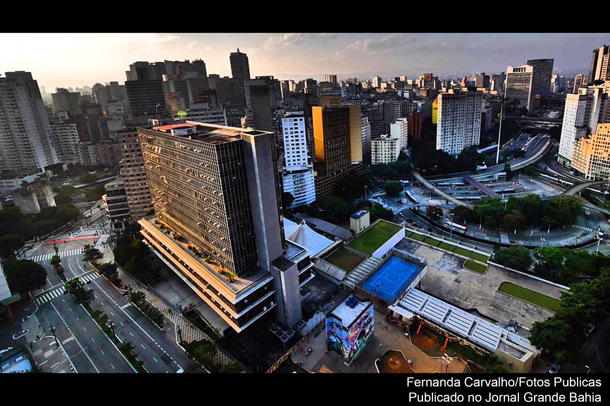 Isolamento social deixa ruas de São Paulo desertas. Economia mundial passa por grave recessão.