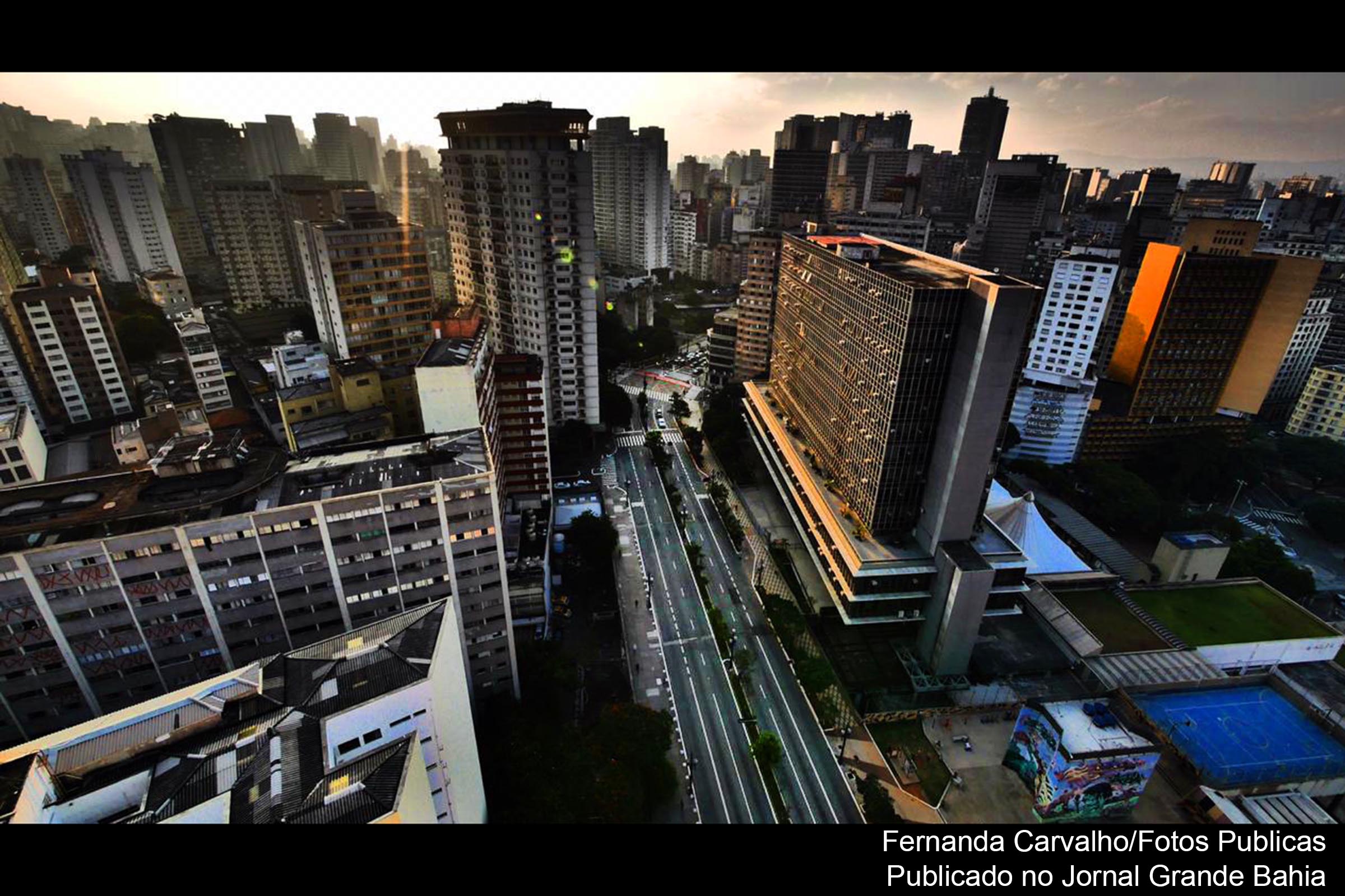 Isolamento social deixa ruas de São Paulo desertas. Crise socioeconômica será acentuada no Brasil e na América Latina.