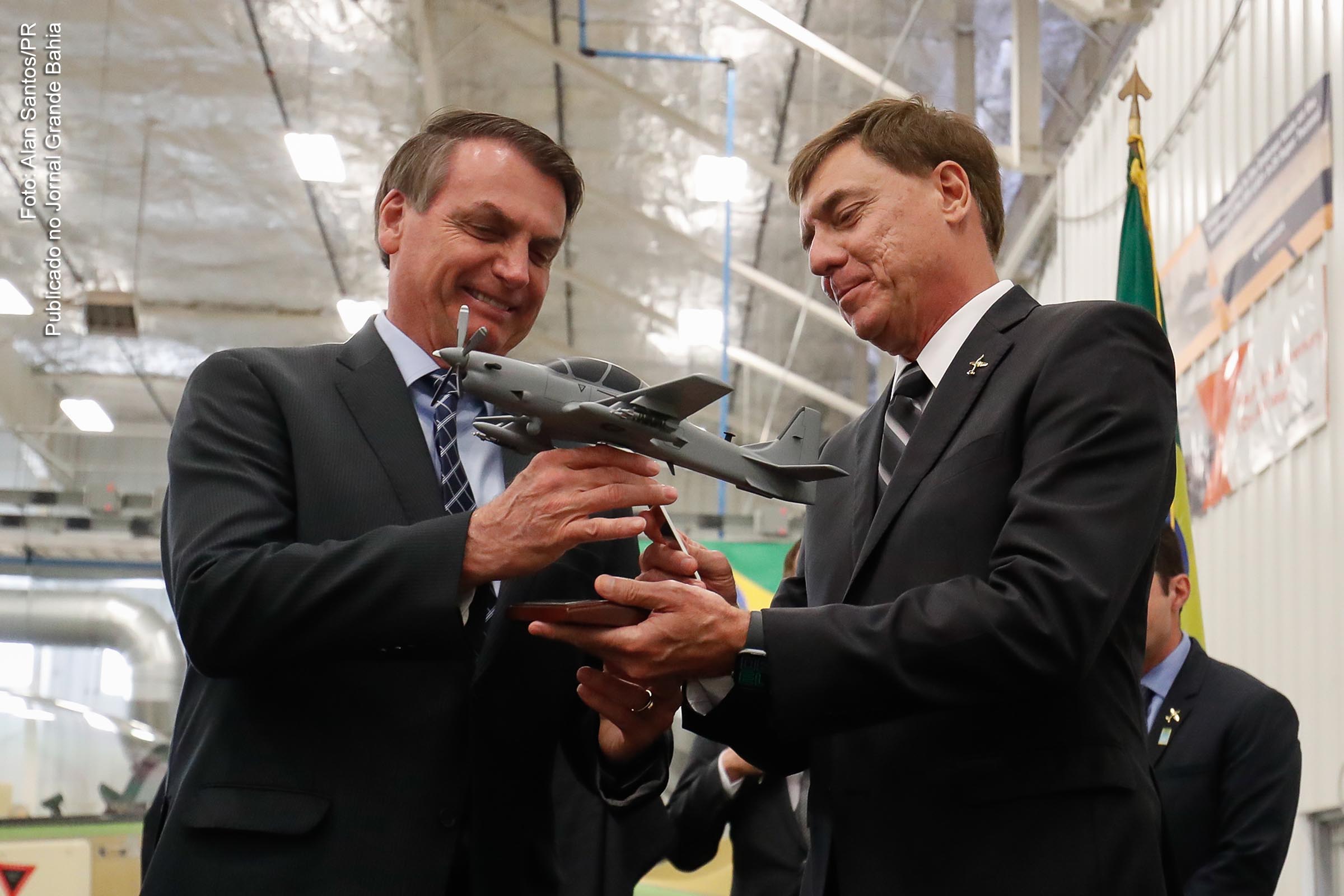 Presidente da República, Jair Bolsonaro recebe das mãos do Presidente da Embraer, Francisco Gomes Neto a miniatura de aeronave A-29 “Super Tucano”, durante encontro nos EUA, em 10 de março de 2020.