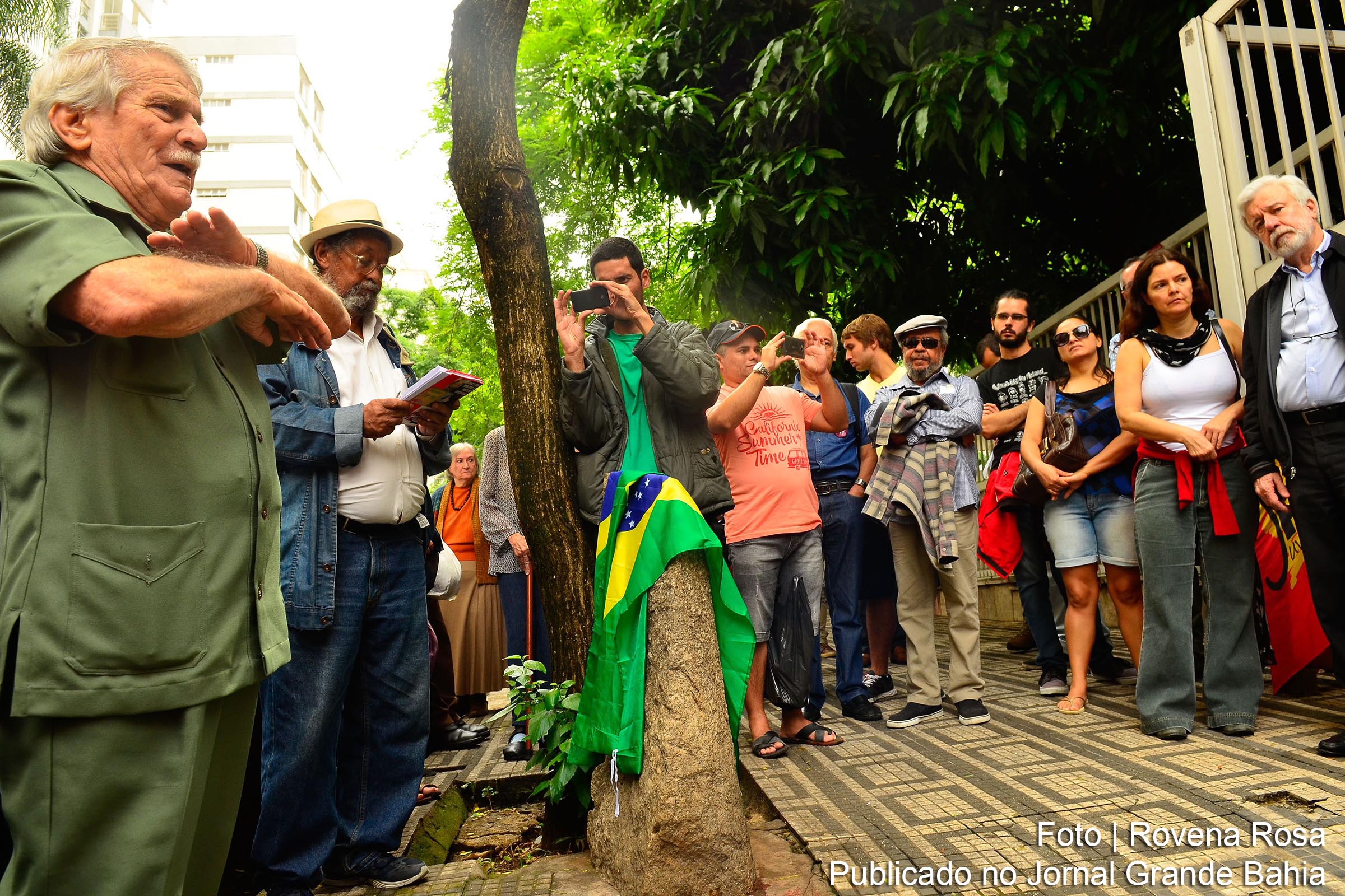 Em 4 de novembro de 2015, militantes dos movimentos sociais se reuniram ao redor do monumento que marca o local aonde foi morto Carlos Marighella, um dos líderes da resistência contra da ditadura, em São Paulo.