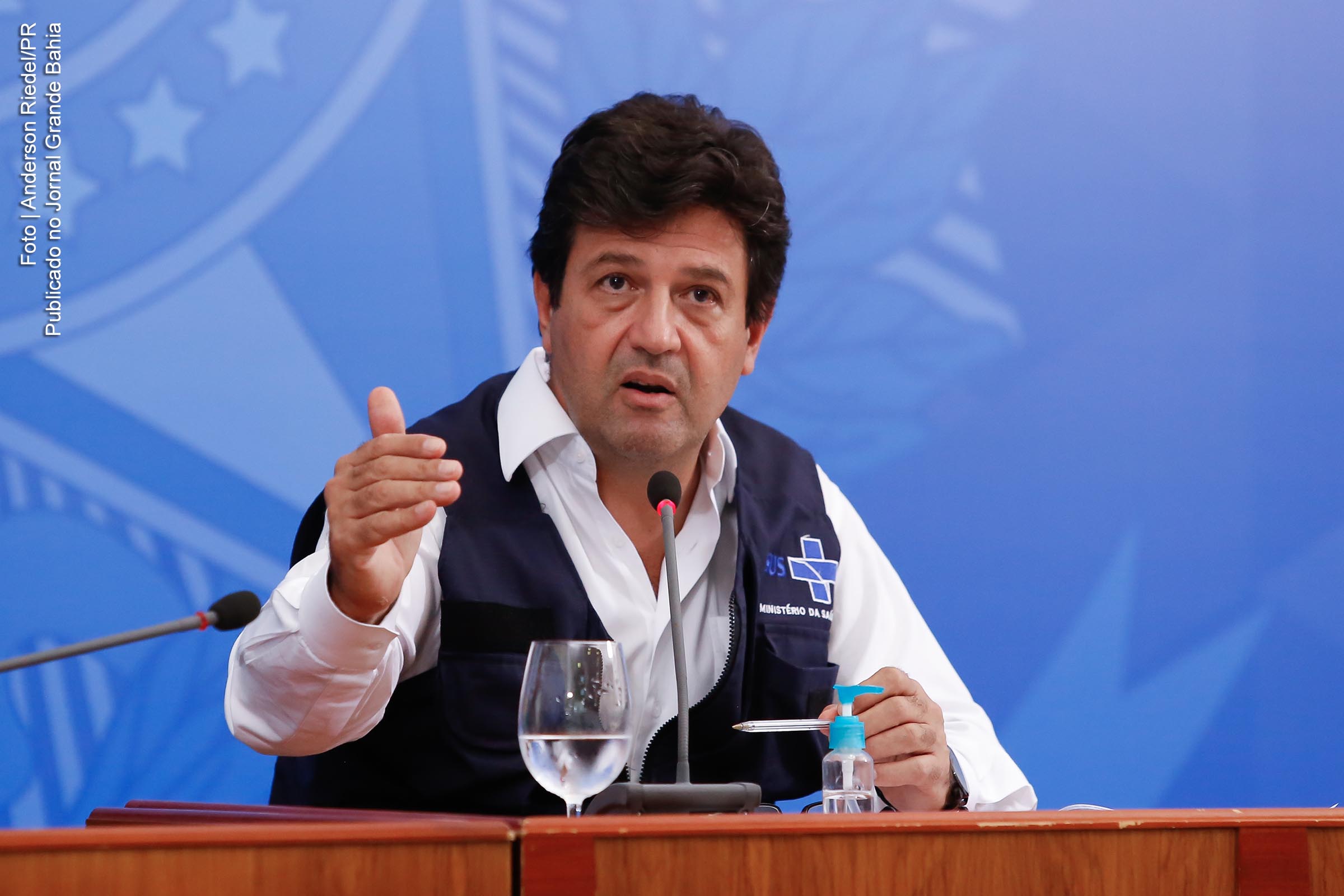 O ministro da Saúde, Luiz Henrique Mandetta, voltou a alertar nesta quinta-feira (16/04/2020) para a importância de se evitar aglomerações, ressaltando que o pior da epidemia do novo coronavírus no país ainda não passou.