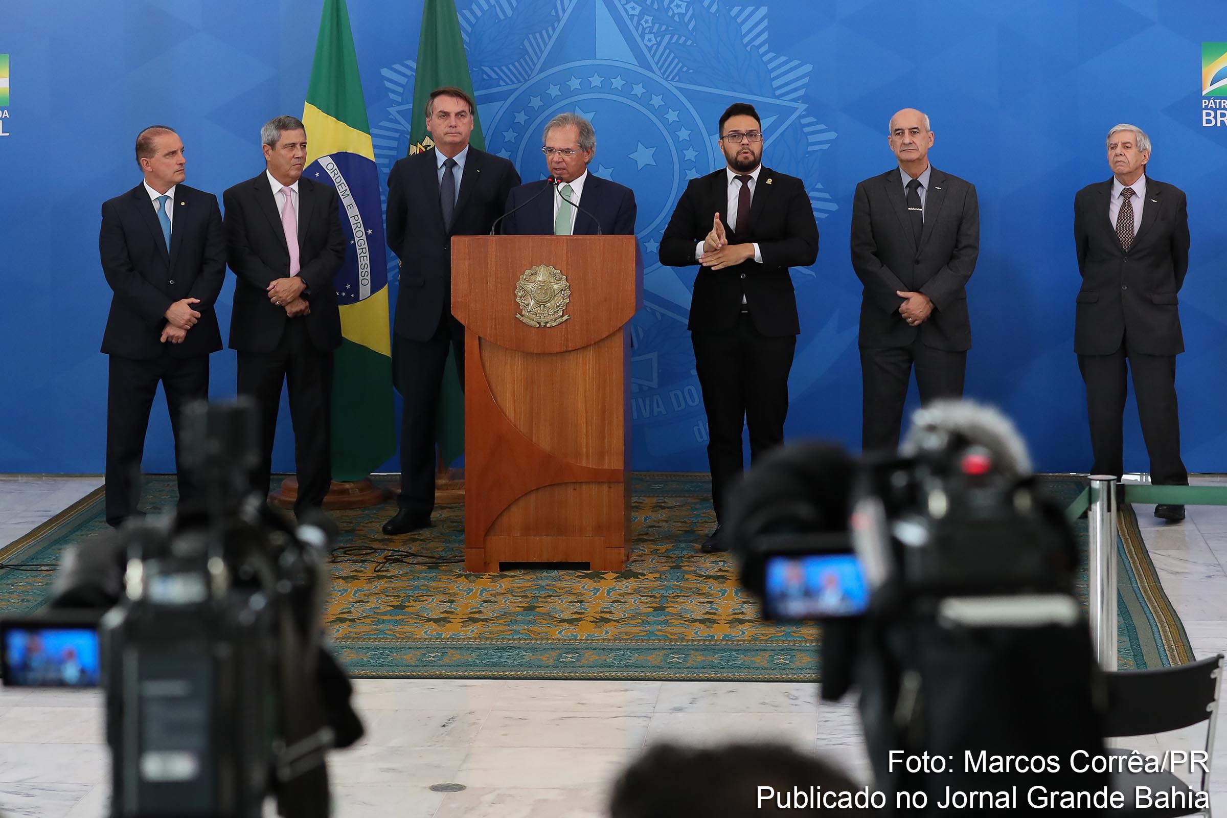Ministro Paulo Guedes explica medidas econômicas objetivando reduzir os impactos da crise.
