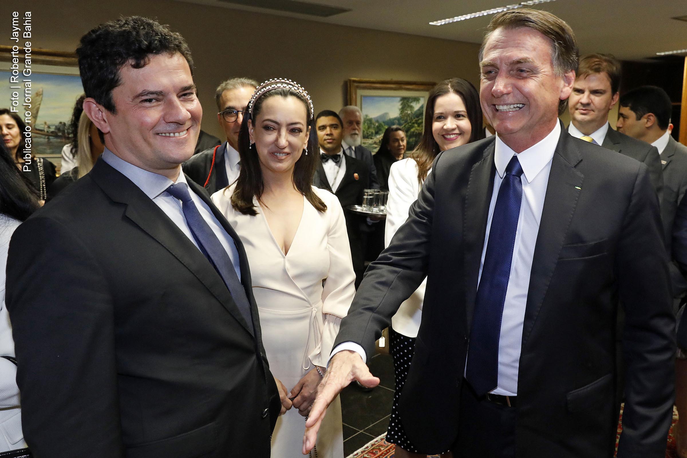 O ex-juiz federal Sérgio Moro e a esposa Rosângela Wolff Moro, ao lado do então presidente eleito Jair Bolsonaro, em registro de 11 de dezembro de 2018.