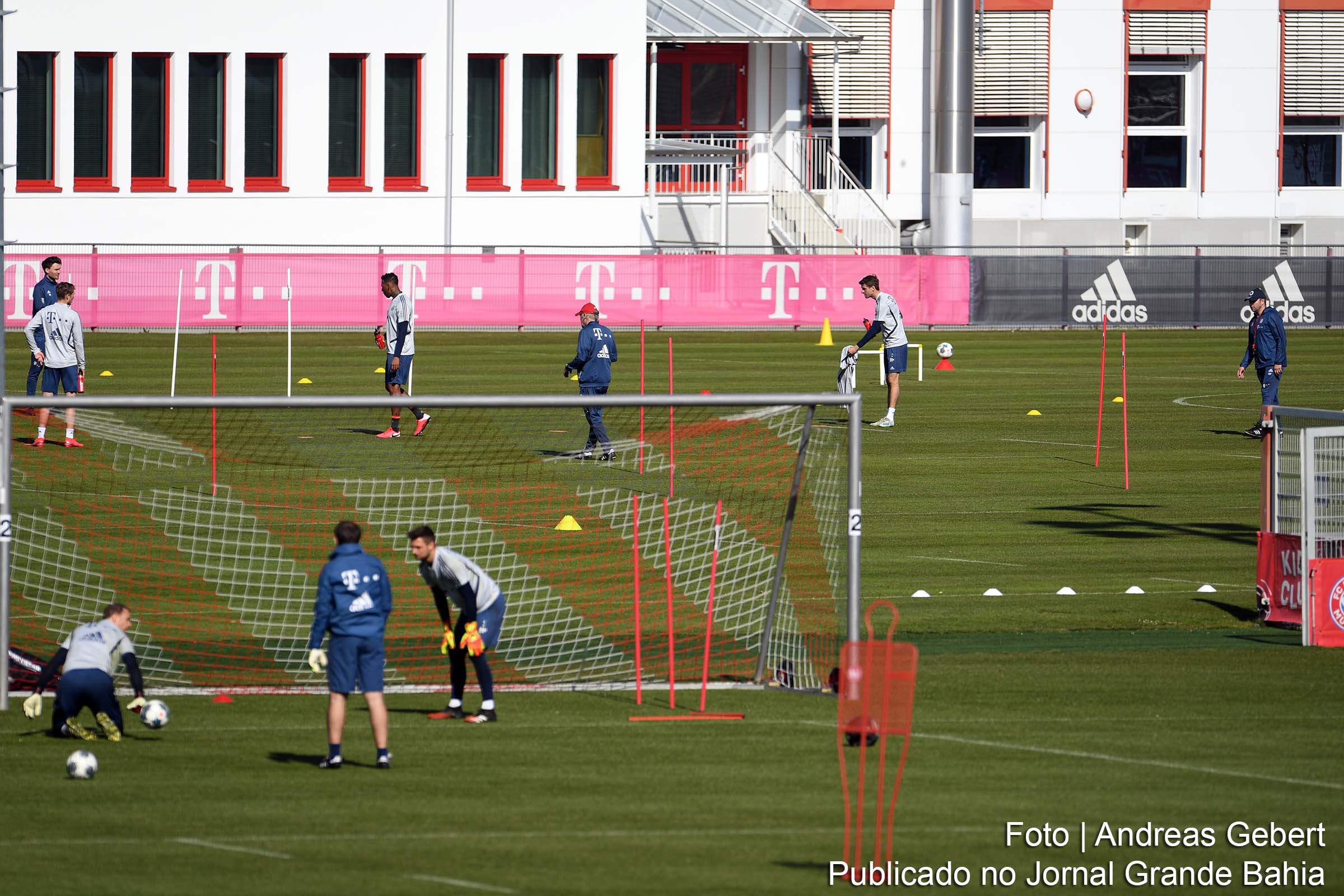 Jogadores do Bayern de Munique mantêm distância entre si após retomada de treinos.