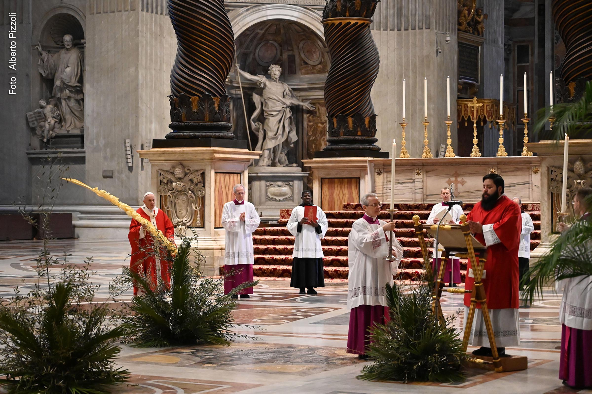 O Papa Francisco segura ramo de palmeira, enquanto celebra o Domingo de Ramos, com as portas fechadas da Basílica de São Pedro, neste domingo (05/04/2020).