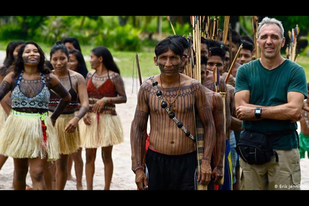 O médico Erik Jennings e indígenas na terra Munduruku. Concentração do atendimento especializado em grandes cidades eleva vulnerabilidade de indígenas que vivem em áreas remotas. Por razões distintas, médicos e invasores de terras são vetores em potencial. 