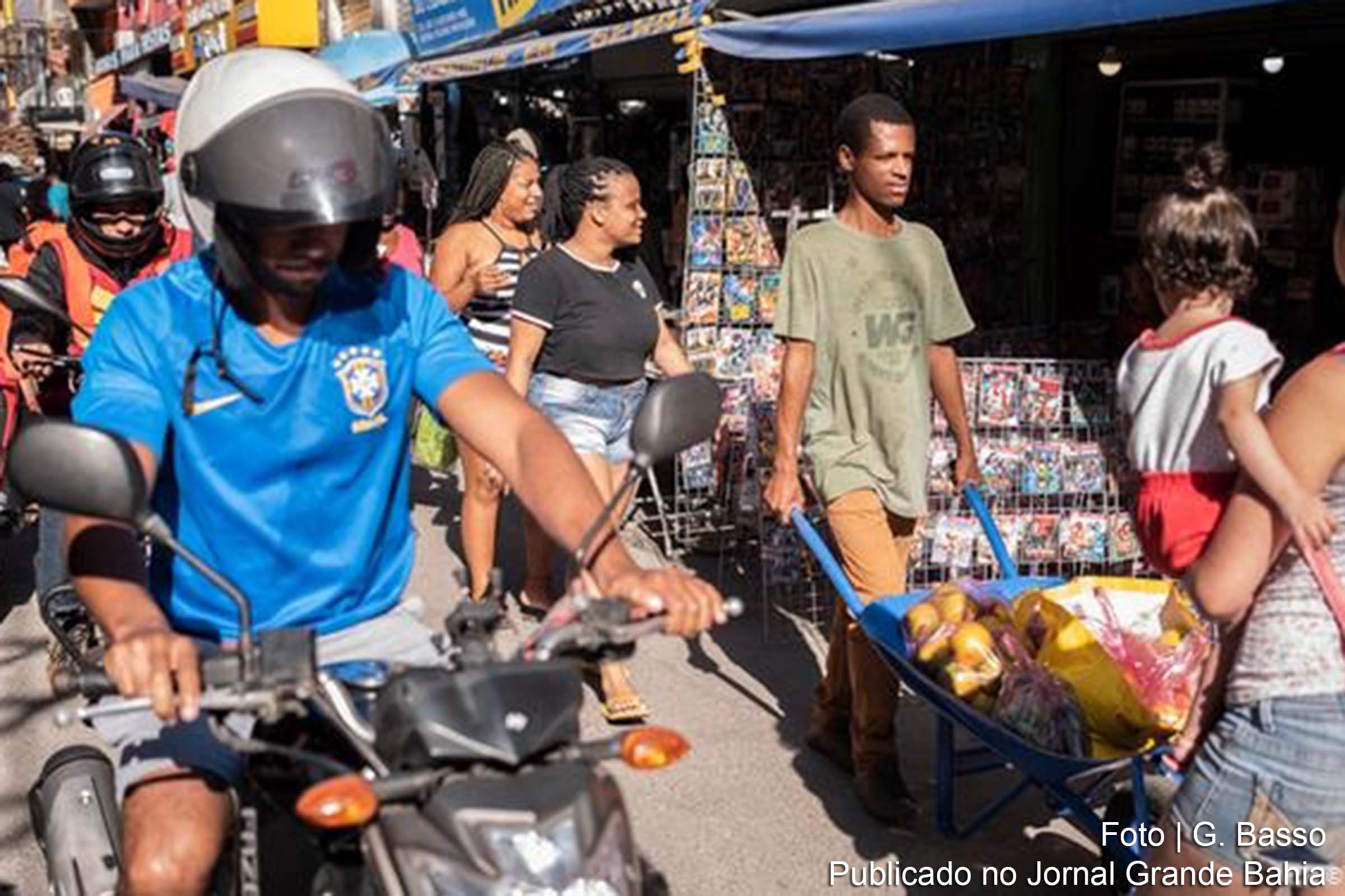 Pessoas caminham próximas umas às outras na favela Paraisópolis, em São Paulo, apesar da epidemia de covid-19.