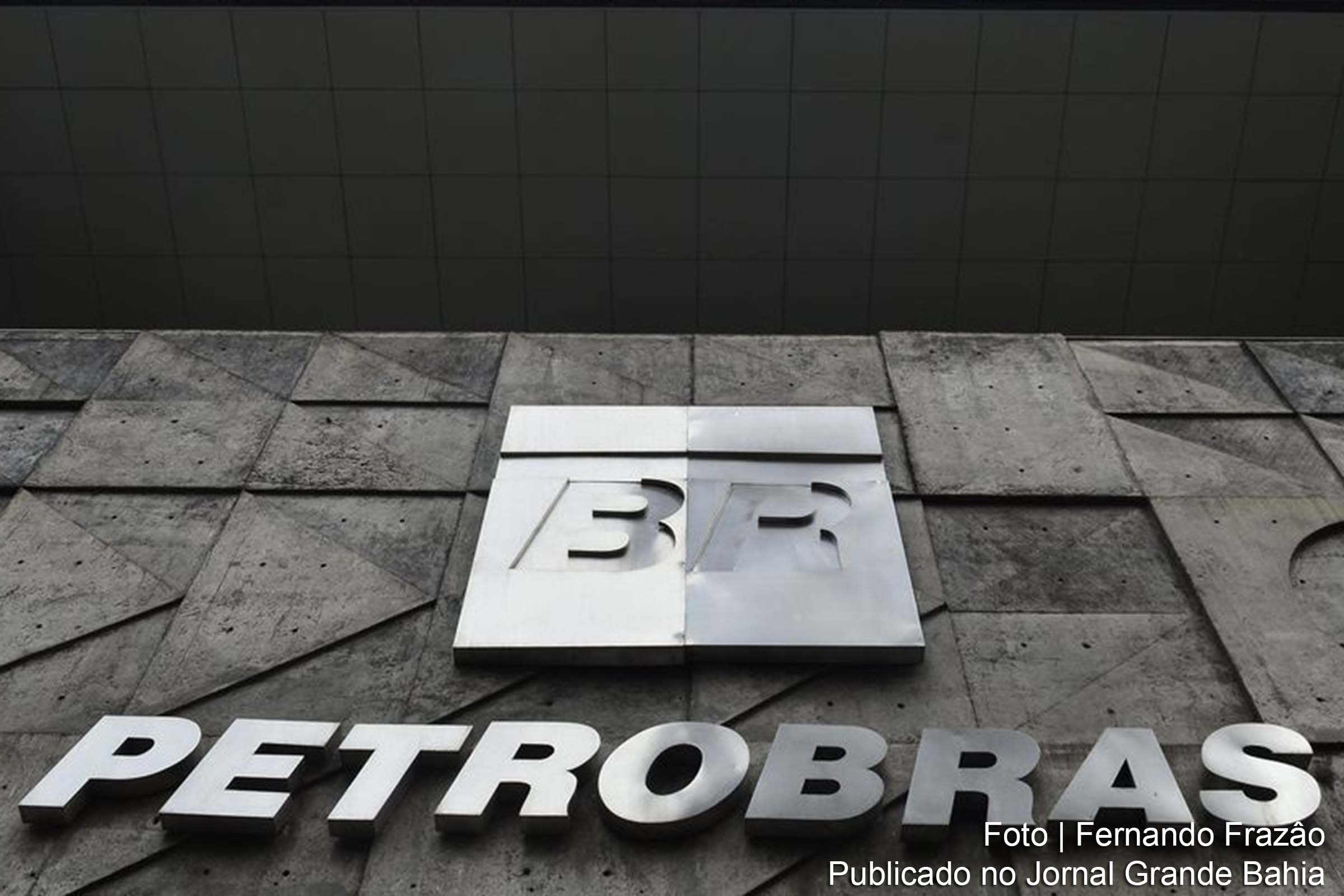 Petrobras adota medidas de contenção dos efeitos da crise econômica, combinada com baixa do preço do barril de petróleo.