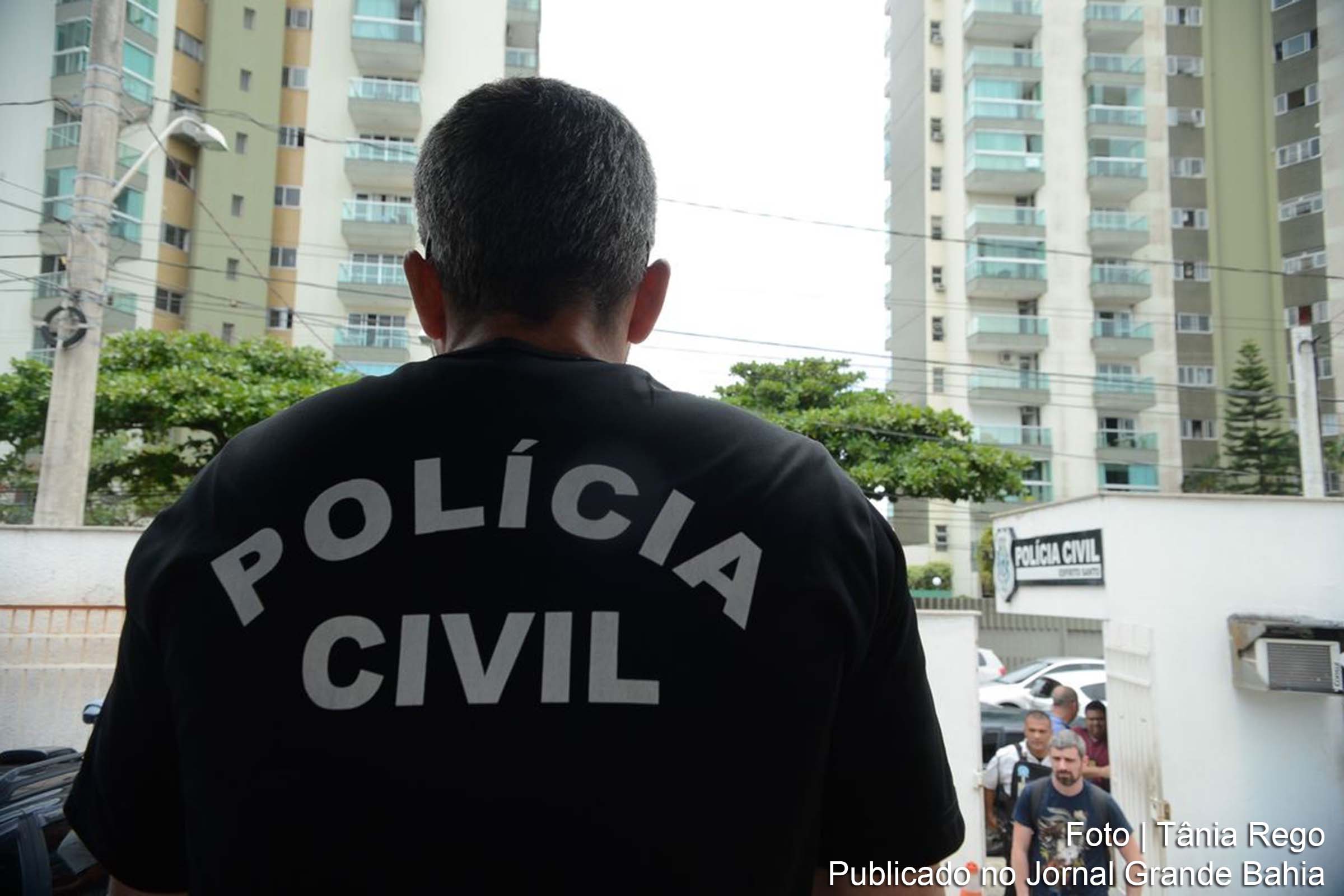 Polícia cumpre mandados contra milícia no Rio de Janeiro.