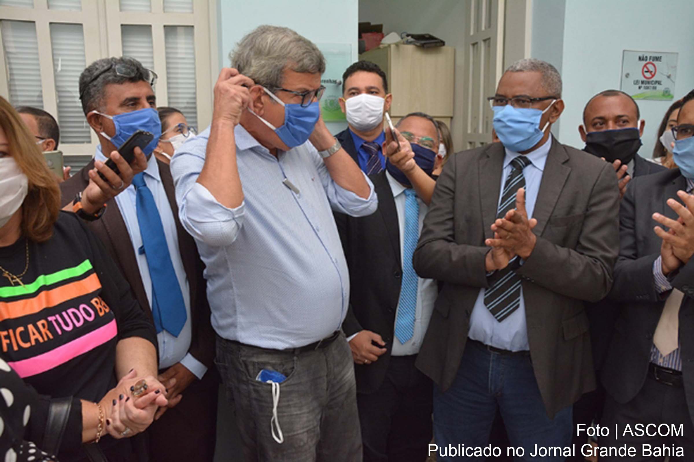 Prefeito Colbert Martins recebe doação de mascaras do presidente da câmara municipal José Carneiro, acompanhado dos colegas vereadores.