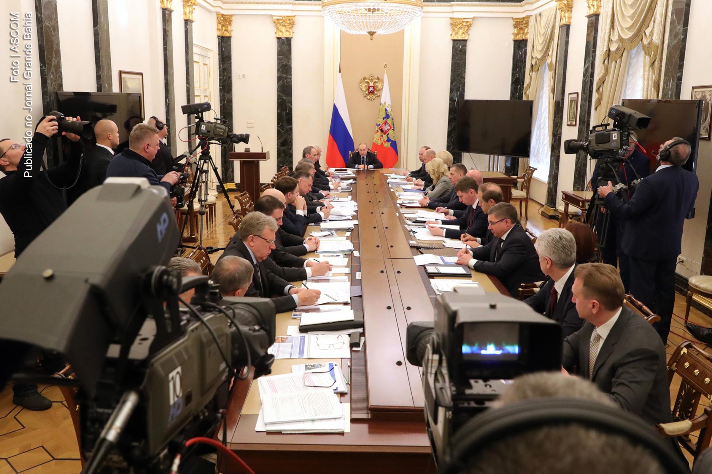 Presidente Vladimir Putin reunido com membros do gabinete de governo da Rússia.