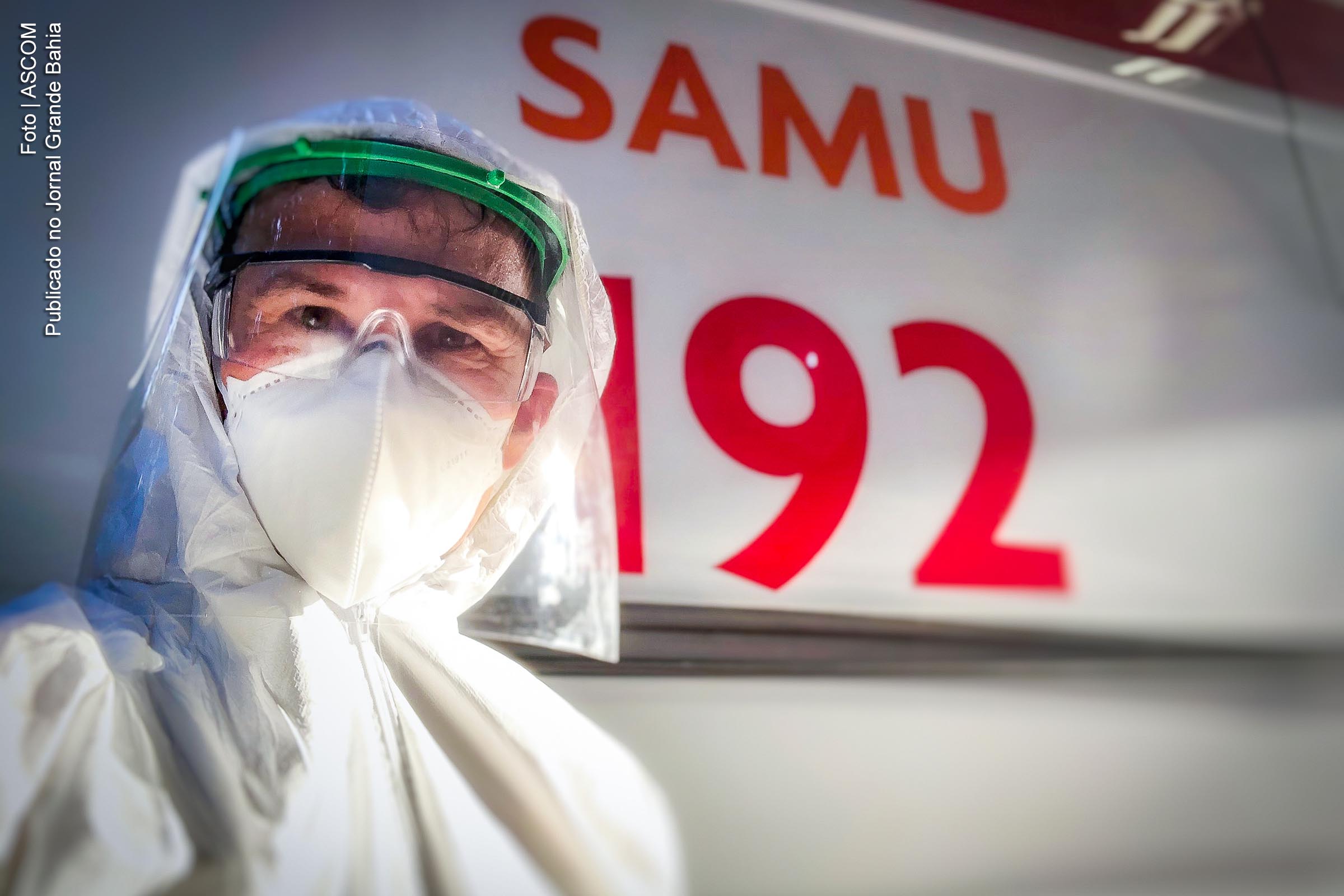 Profissional do Serviço de Atendimento Móvel de Urgência (SAMU) usa EPI para risco biológico.