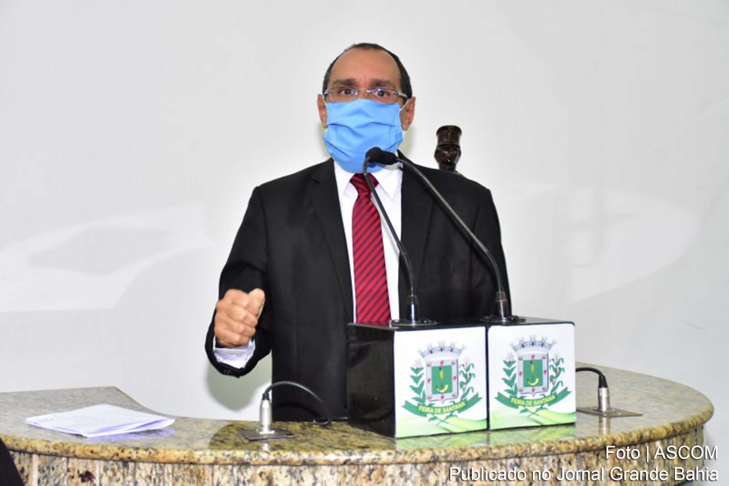 Roberto Tourinho: em decorrência de também ser um profissional da imprensa, possuir um blog e fazer críticas e denúncias da administração municipal, está, não apenas sendo perseguido na sua atividade profissional.