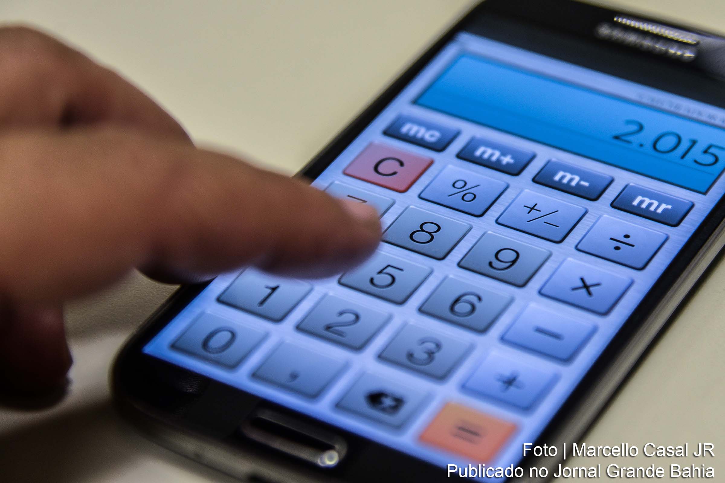 Crise econômica foi agrava com a pandemia de covid-19 e bancos adotam medidas compensatórias.