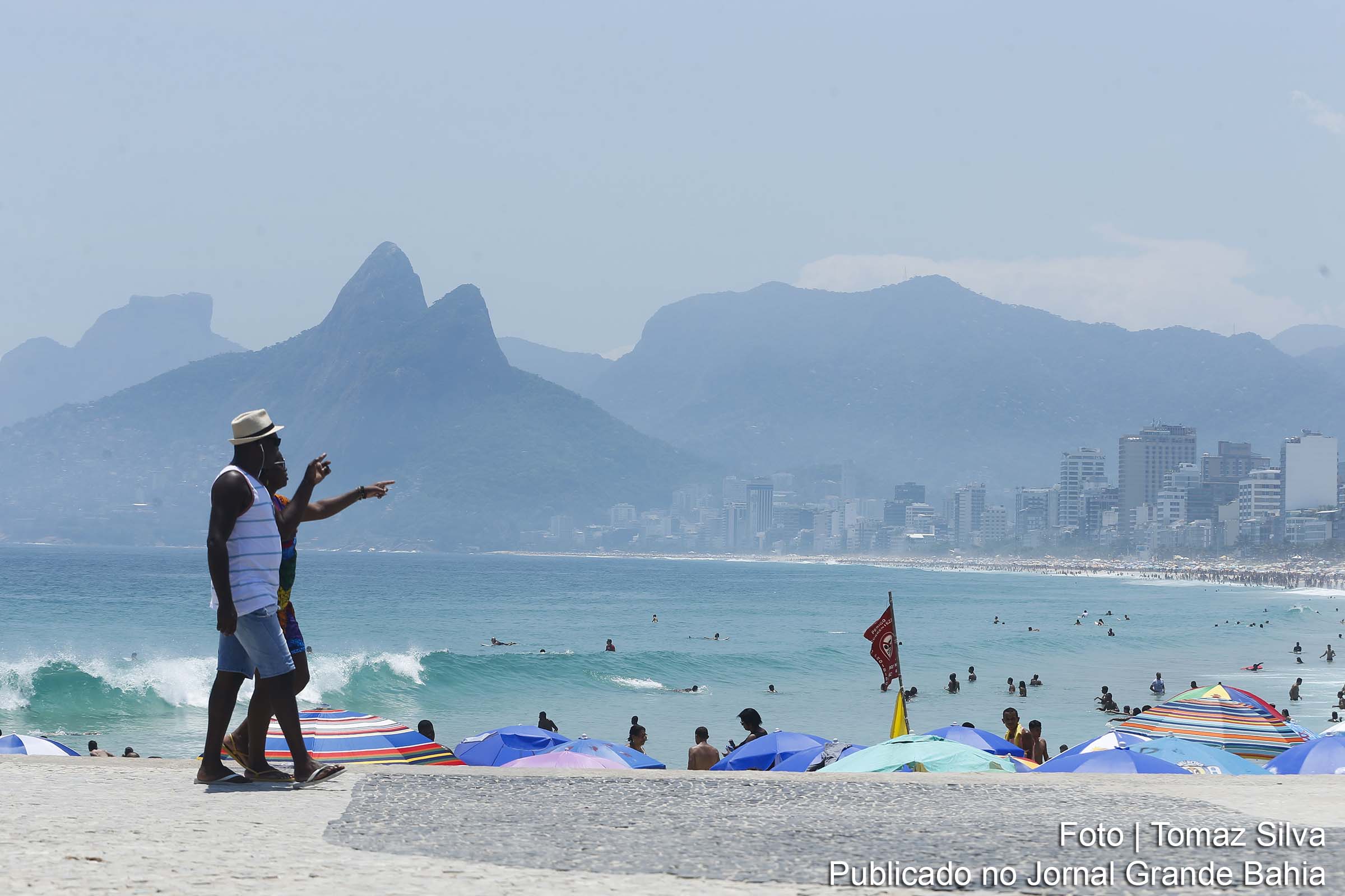 Cariocas e turistas lotam praias no primeiro fim de semana do verão.