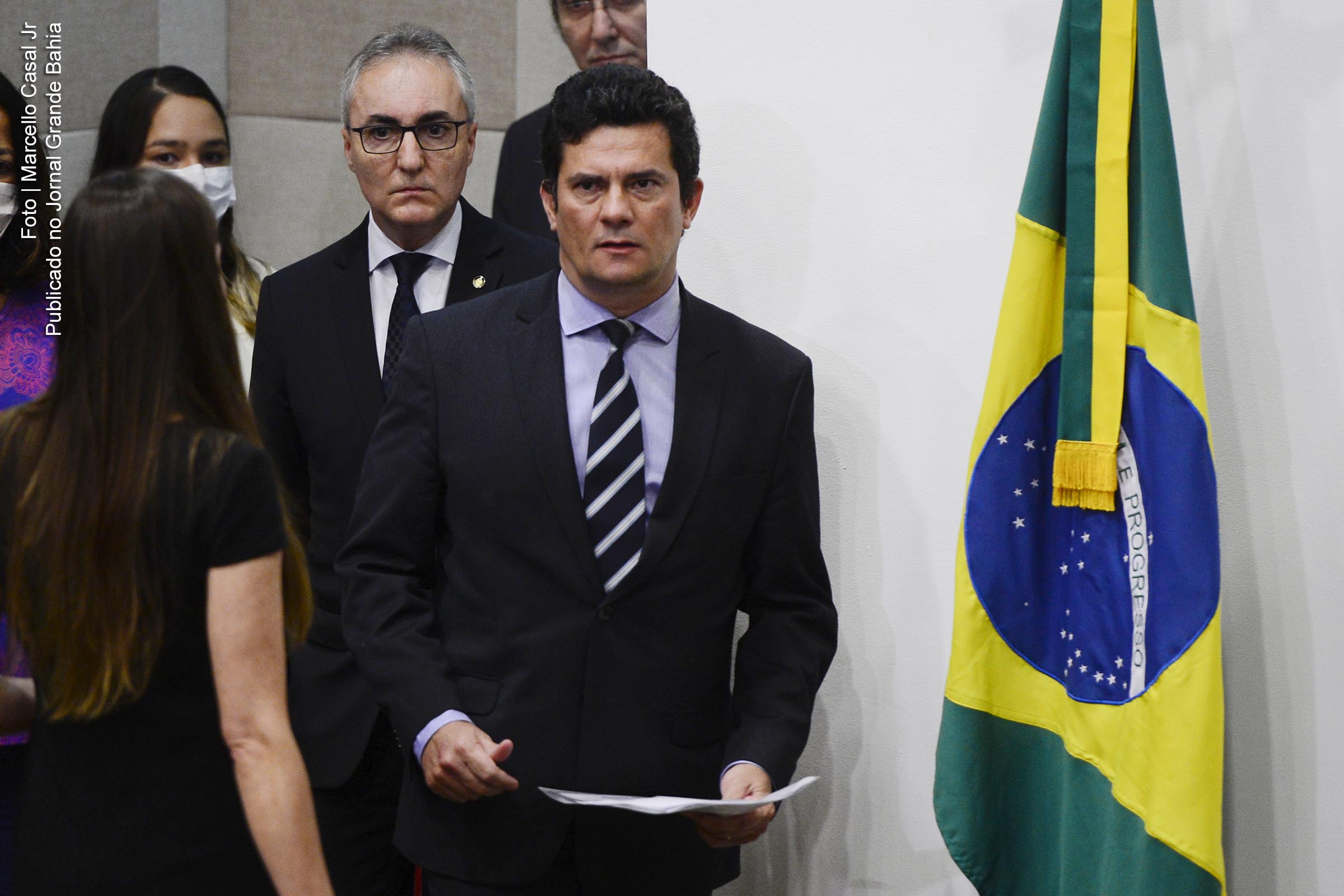 Sérgio Moro apresenta demissão do Ministério da Justiça e acusa extremista Jair Bolsonaro de obstrução de Justiça.