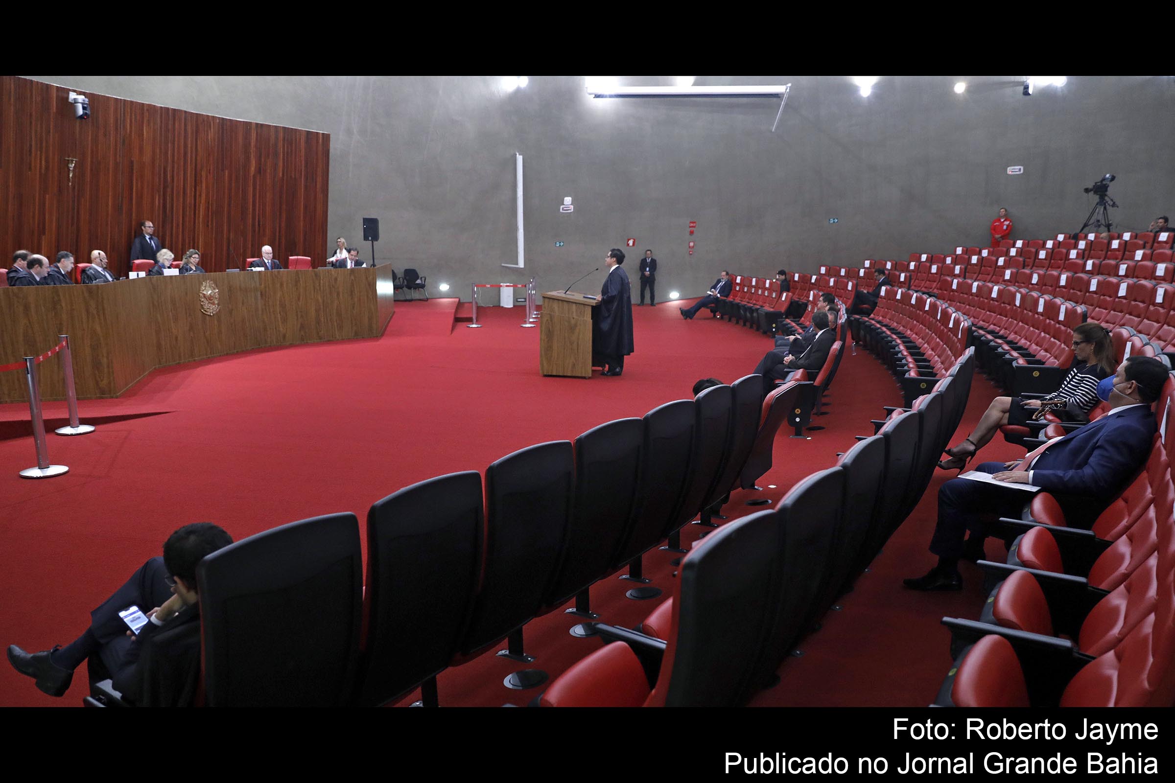 Sessão plenária do TSE em tempos de pandemia de Covid-19.